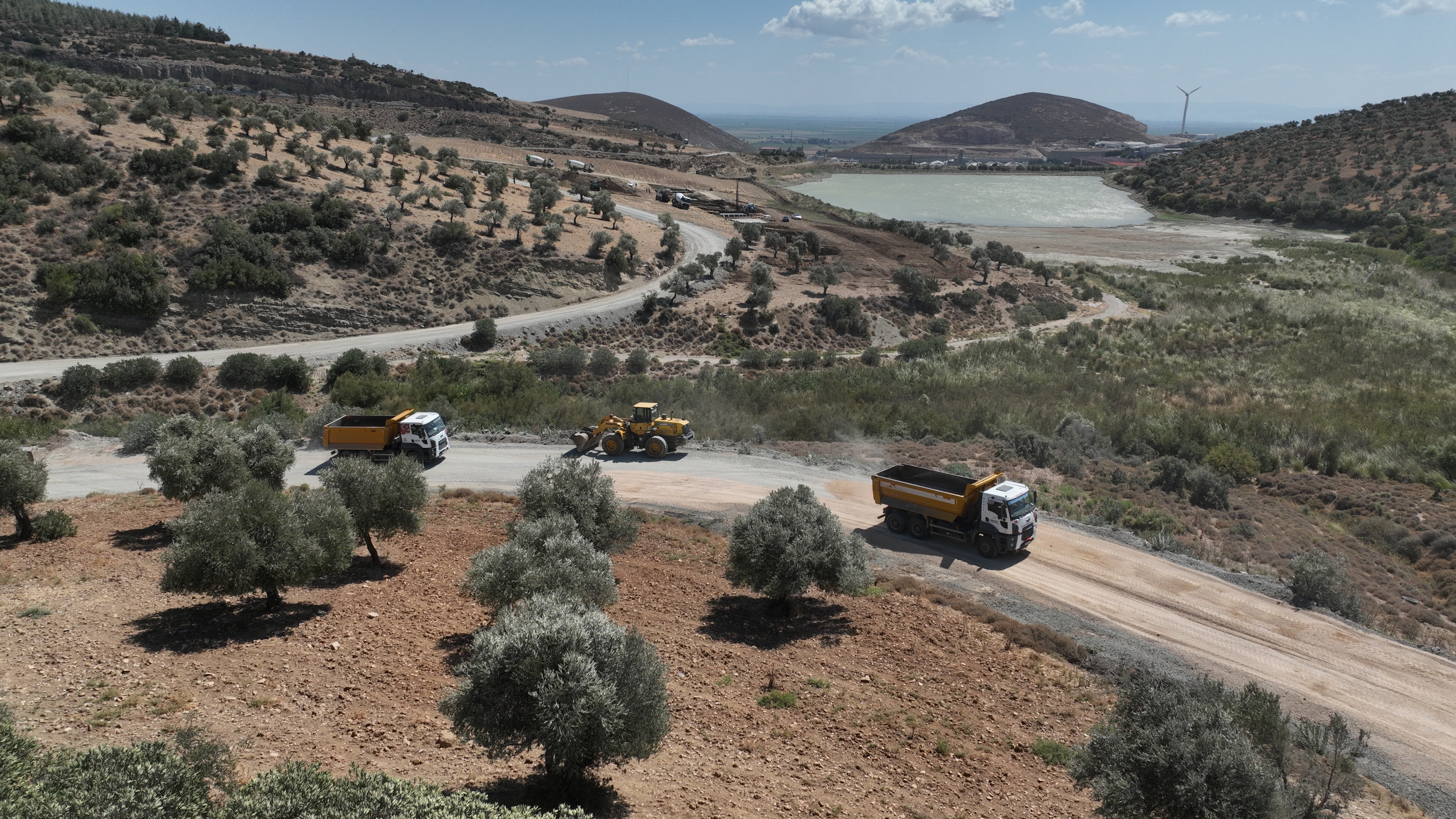 Hatay Büyükşehir Belediyesi, il genelinde ulaşımın daha konforlu hale gelmesi için yol yenileme çalışmalarına devam ediyor. 