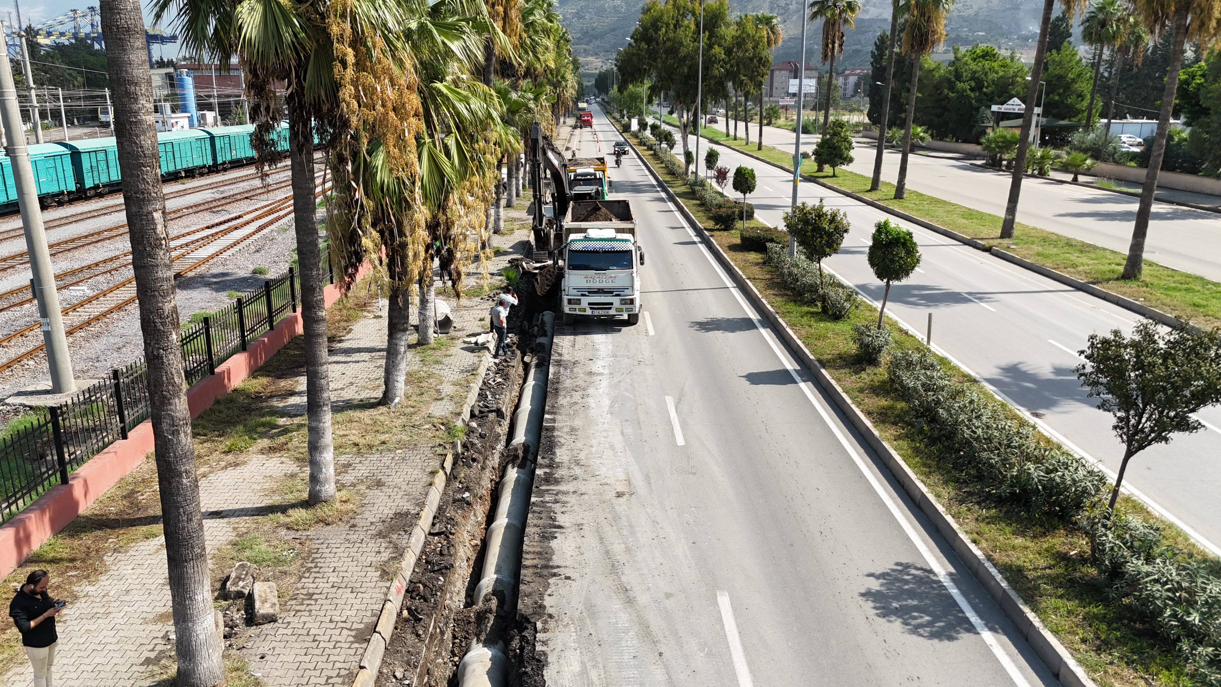 Hatay Büyükşehir Belediyesi, kış ayları öncesi aşırı yağışlara karşı kentin altyapısını güçlendirme çalışmalarını sürdürüyor.