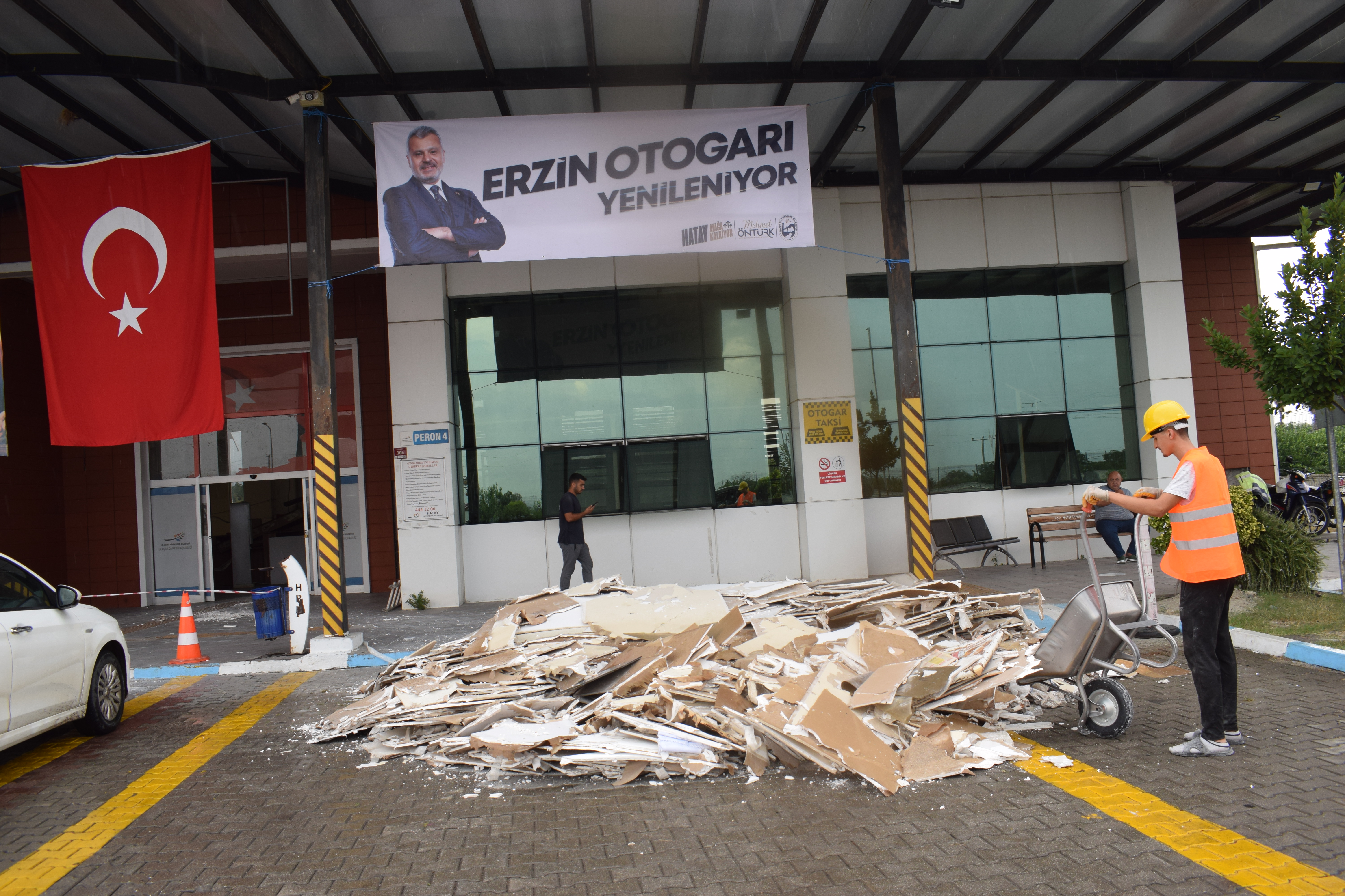 6 Şubat depreminde hasar gören Hatay'daki Erzin Şehirlerarası Yolcu Terminali ve İskenderun Minibüs Garajı, Hatay Büyükşehir Belediyesi tarafından yenileniyor.