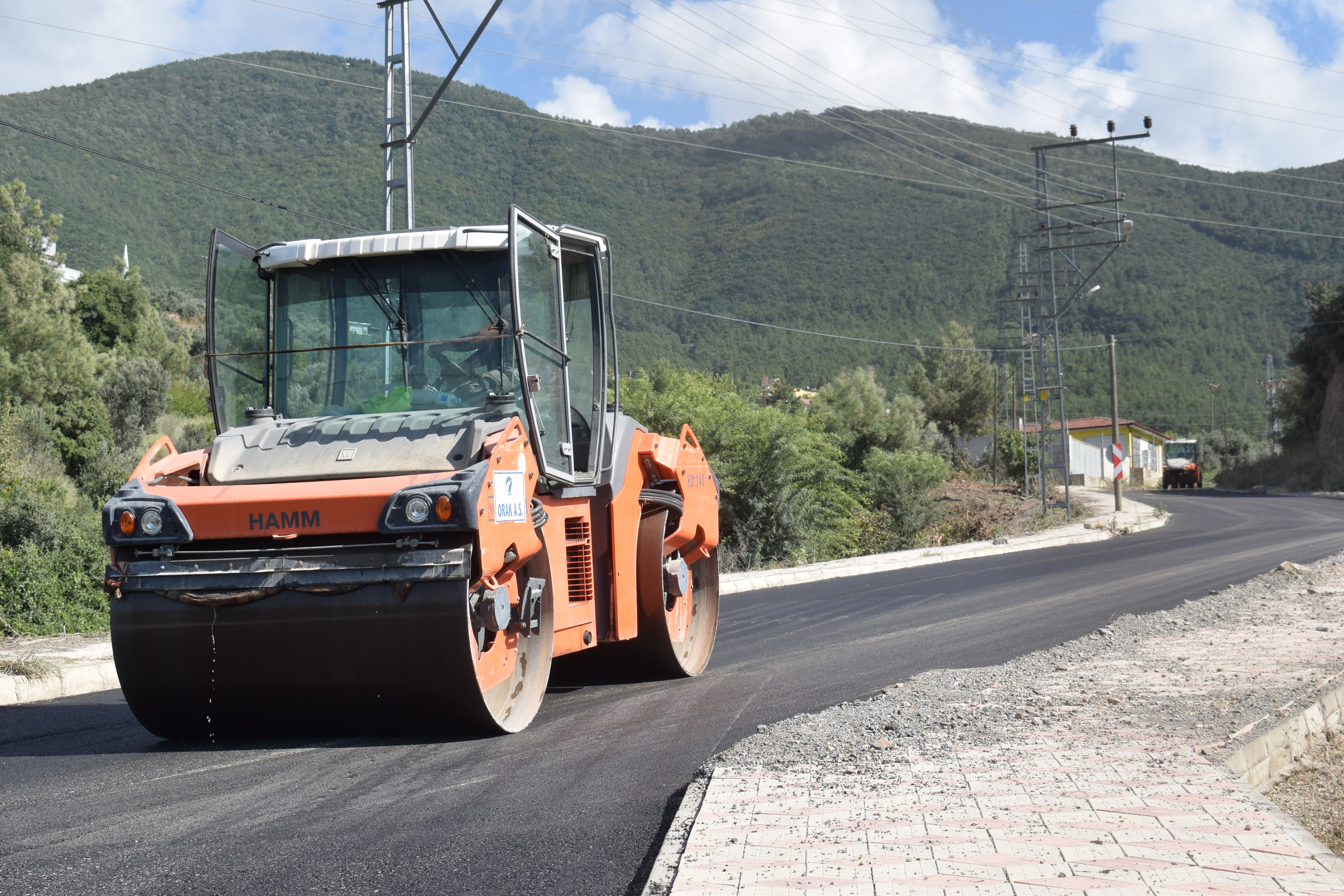 Hatay Büyükşehir Belediyesi, il genelinde başlattığı yol genişletme ve yenileme çalışmalarına hız kesmeden devam ediyor. 