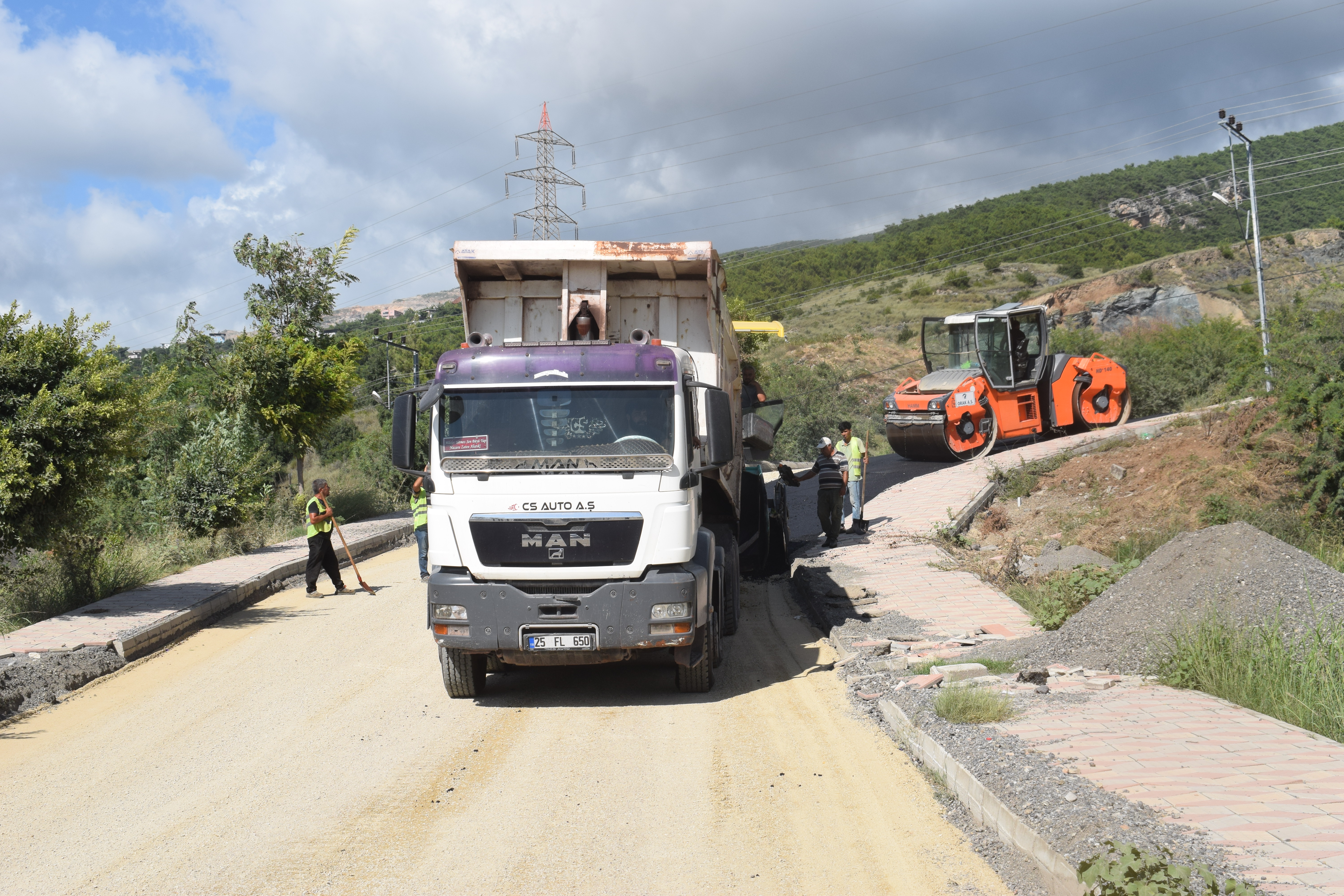 Hatay Büyükşehir Belediyesi, il genelinde başlattığı yol genişletme ve yenileme çalışmalarına hız kesmeden devam ediyor. 