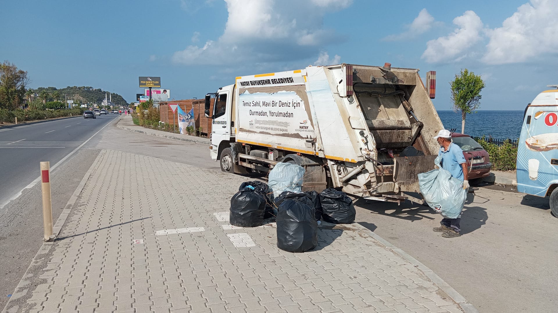 Hatay Büyükşehir Belediyesi, Başkan Mehmet Öntürk'ün turizmi canlandırma hedefiyle denize kıyısı olan 7 ilçede kapsamlı temizlik çalışmaları gerçekleştiriyor.