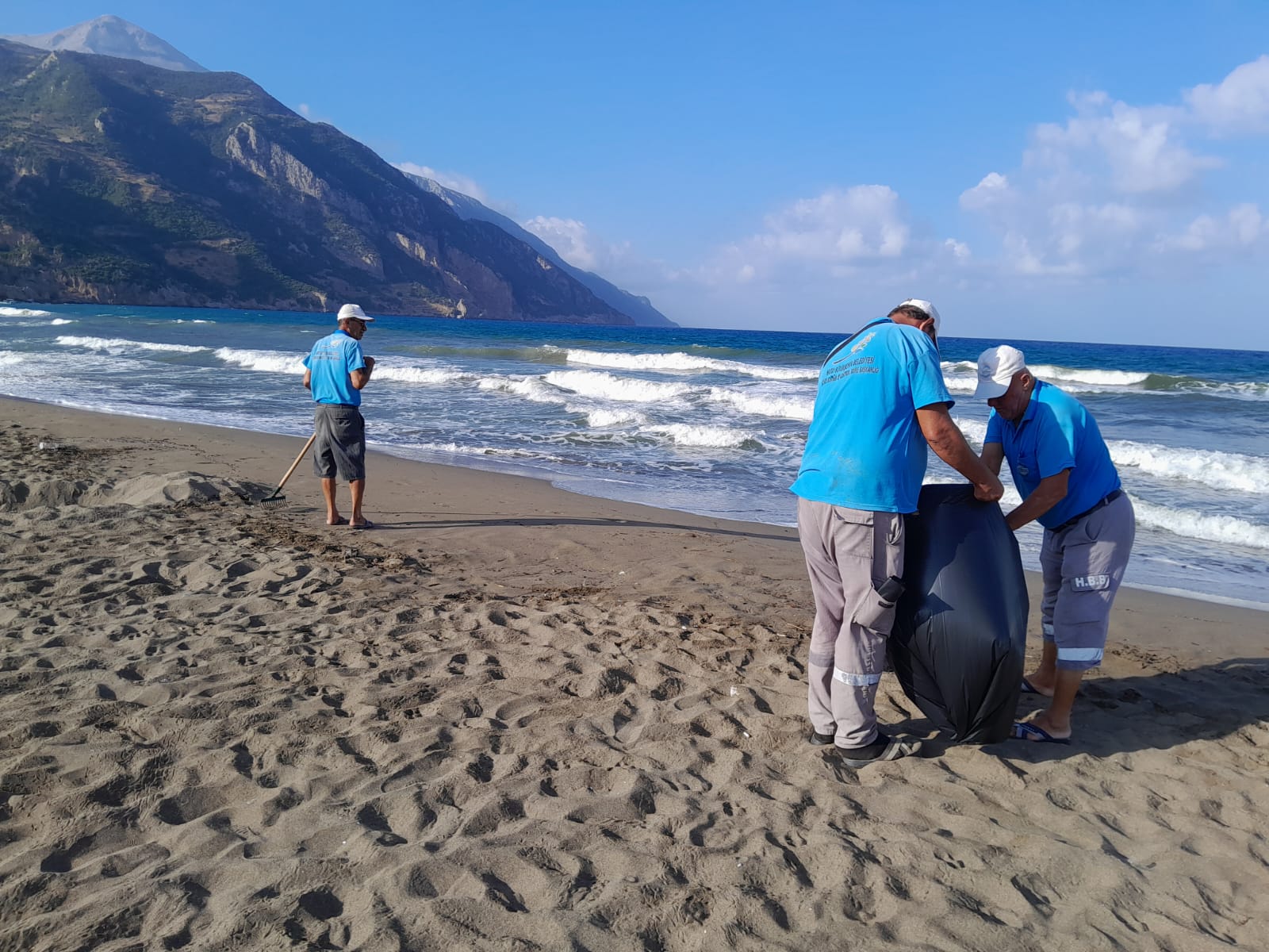 Hatay Büyükşehir Belediyesi, Başkan Mehmet Öntürk'ün turizmi canlandırma hedefiyle denize kıyısı olan 7 ilçede kapsamlı temizlik çalışmaları gerçekleştiriyor.