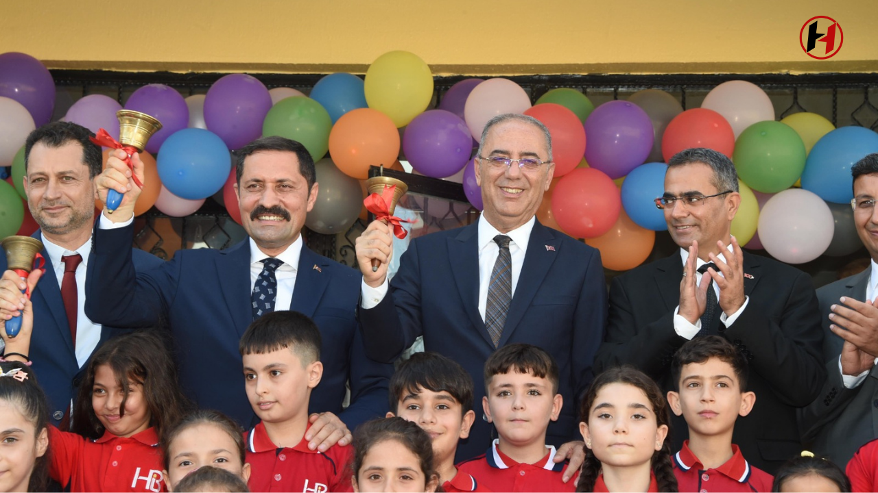 Hatay'da 2024-2025 Eğitim Yılı Başladı: Antakya Belediye Başkanı İbrahim Naci Yapar İlk Ders Ziline Katıldı