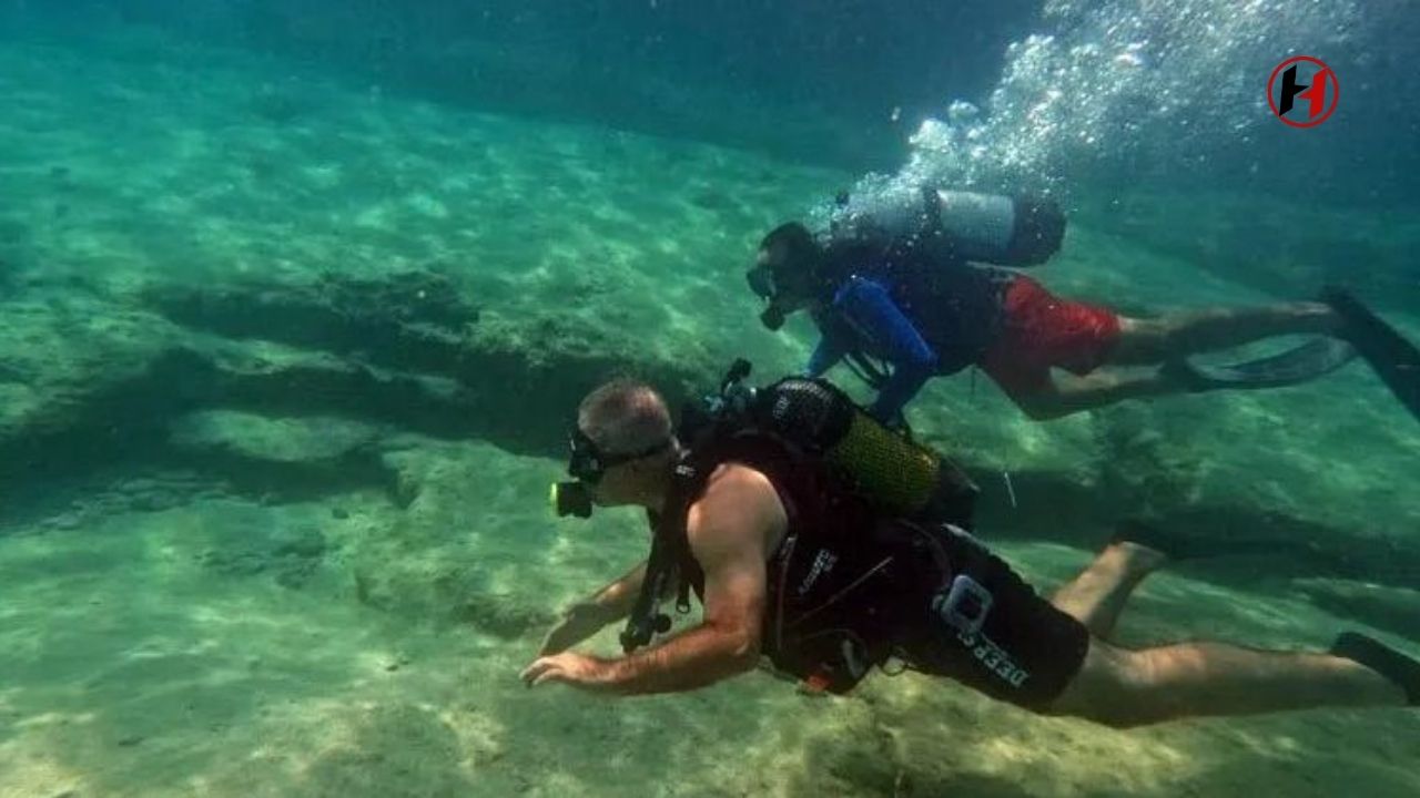 Hatay'da Aslan Balığı Alarmı! Müdür, Dalışla Mücadeleye Öncülük Etti