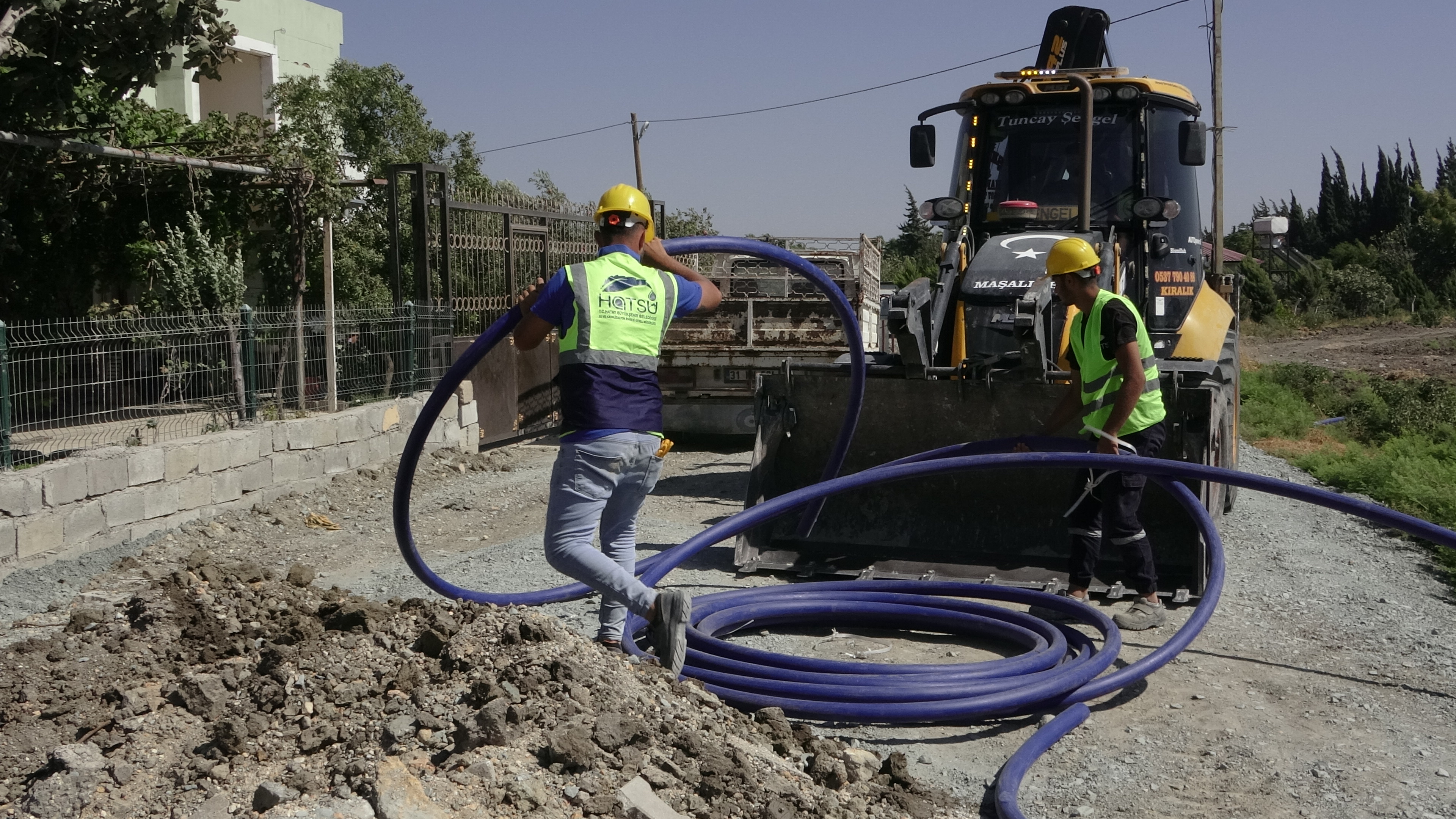 Hatay Büyükşehir Belediyesi, Antakya Büyükdalyan Mahallesi'nde yaşayan vatandaşların içme suyu sorununu çözmek için harekete geçti. 