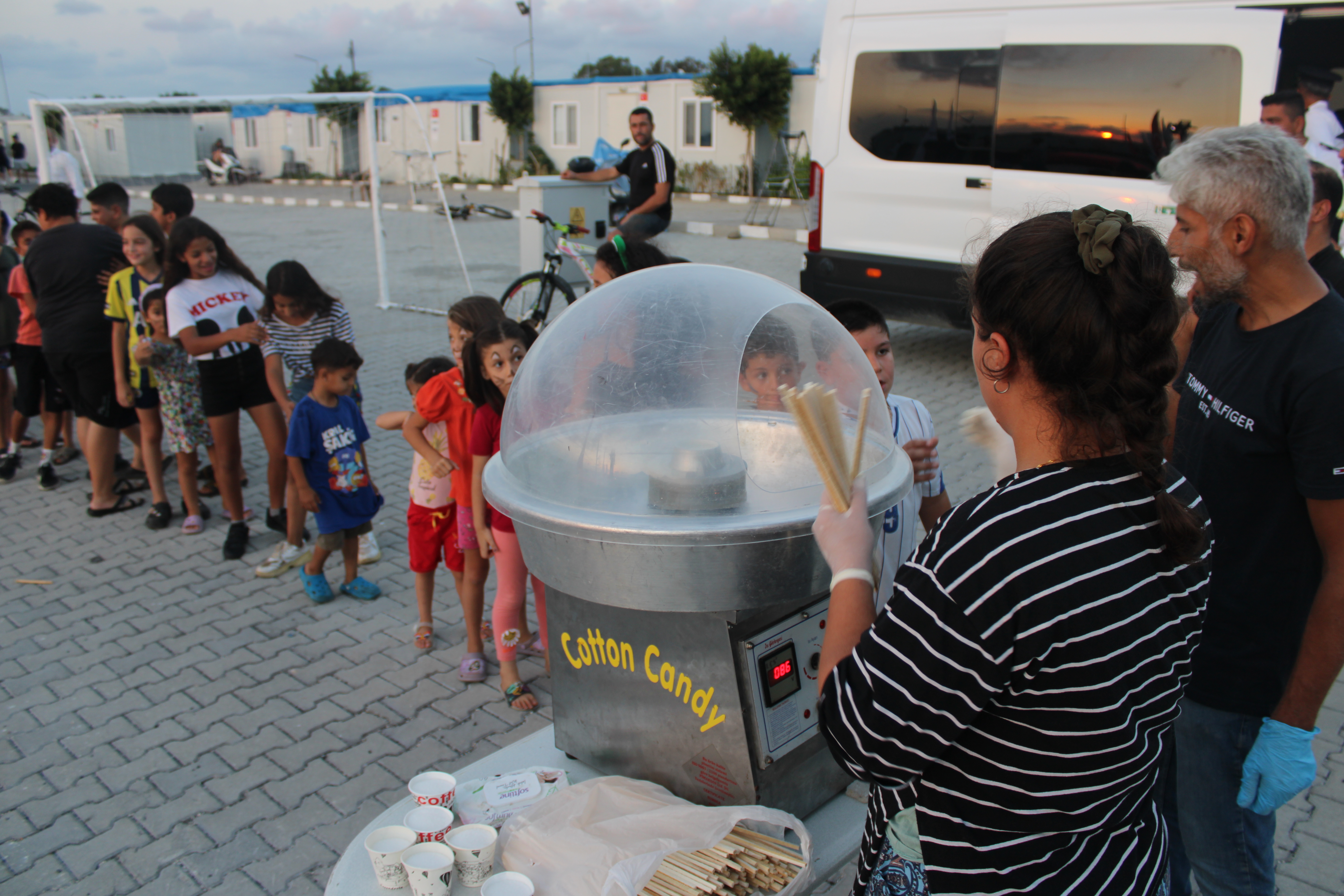 Hatay Büyükşehir Belediyesi, depremden etkilenen vatandaşların yaşadığı konteyner kentlerde çocuklara yönelik eğlenceli etkinlikler düzenliyor. 