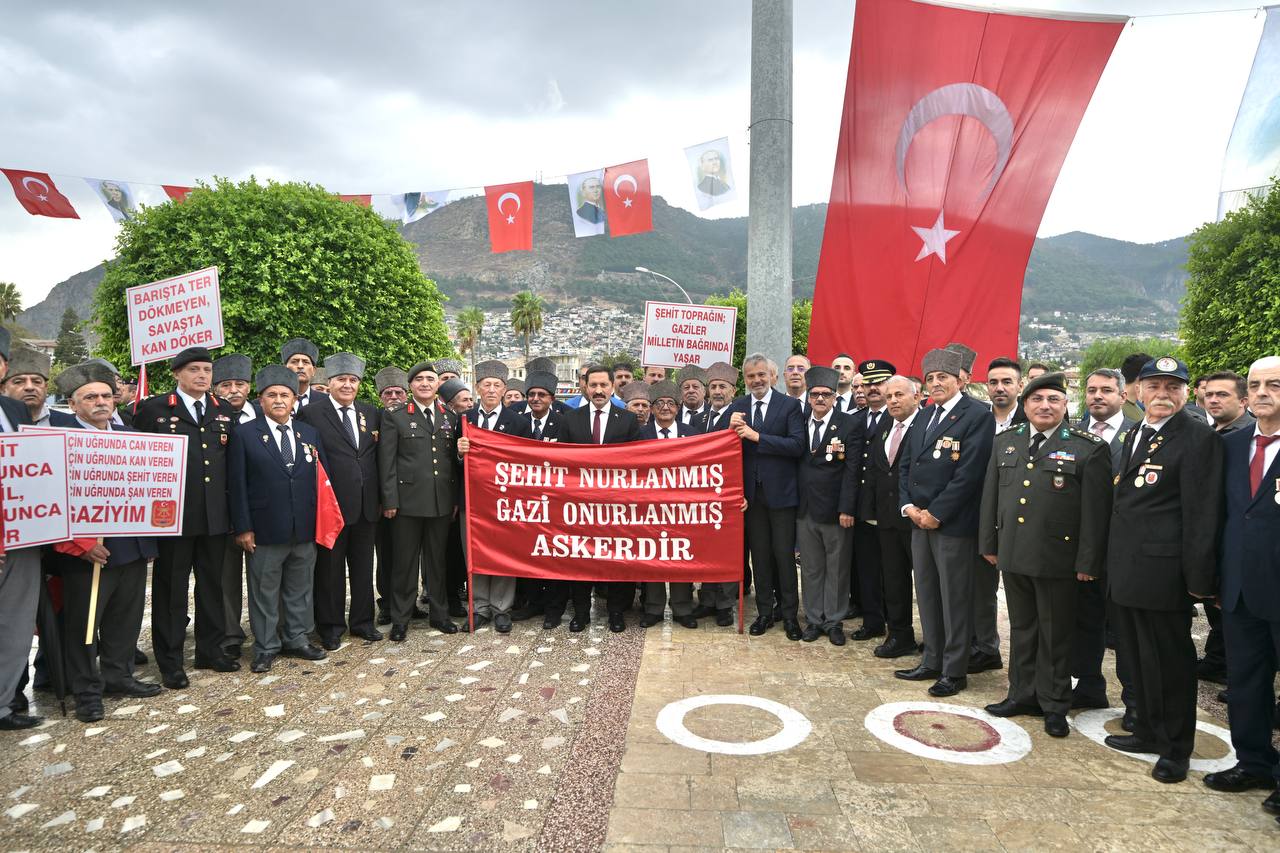 Hatay Büyükşehir Belediye Başkanı Mehmet Öntürk, 19 Eylül Gaziler Günü'nde Antakya'da düzenlenen törenle gazileri andı. Vali Mustafa Masatlı ve diğer protokol üyeleri de törene katıldı.