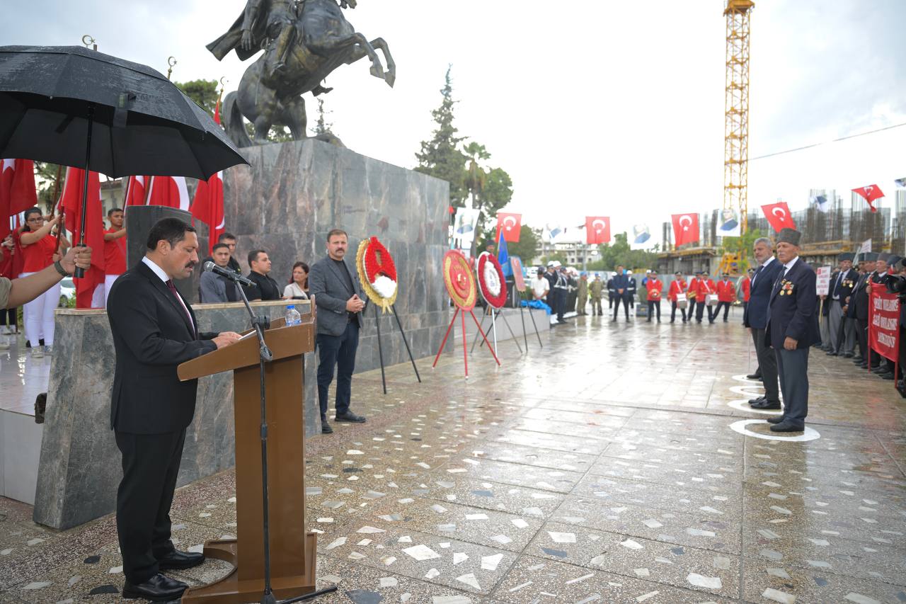 Hatay Büyükşehir Belediye Başkanı Mehmet Öntürk, 19 Eylül Gaziler Günü'nde Antakya'da düzenlenen törenle gazileri andı. Vali Mustafa Masatlı ve diğer protokol üyeleri de törene katıldı.