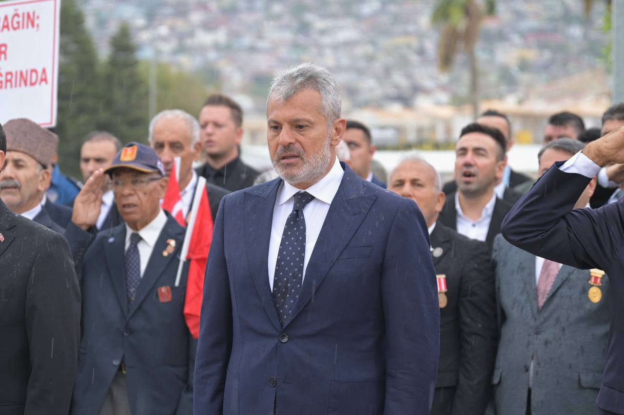 Hatay Büyükşehir Belediye Başkanı Mehmet Öntürk, 19 Eylül Gaziler Günü'nde Antakya'da düzenlenen törenle gazileri andı. Vali Mustafa Masatlı ve diğer protokol üyeleri de törene katıldı.