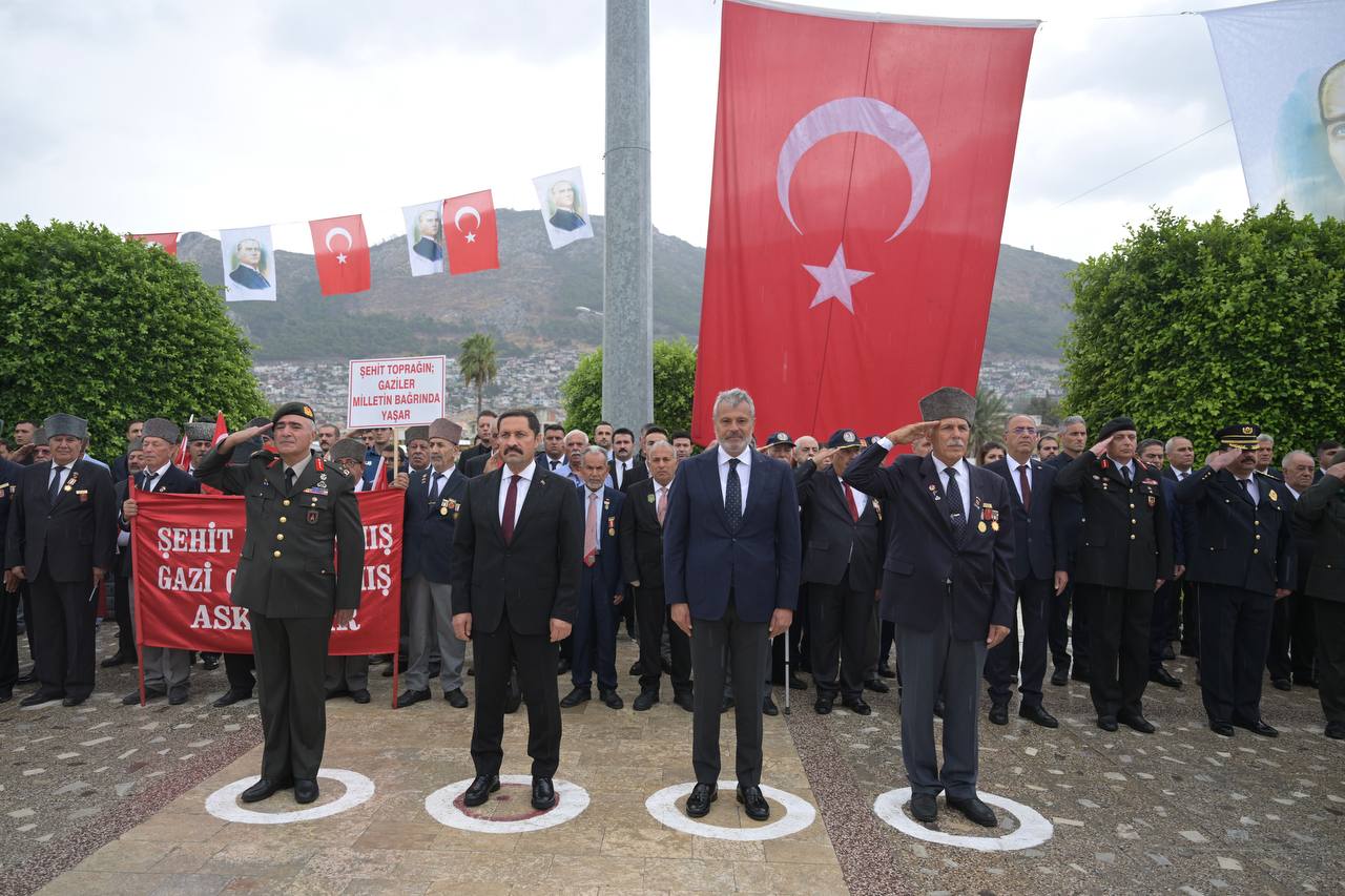 Hatay Büyükşehir Belediye Başkanı Mehmet Öntürk, 19 Eylül Gaziler Günü'nde Antakya'da düzenlenen törenle gazileri andı. Vali Mustafa Masatlı ve diğer protokol üyeleri de törene katıldı.