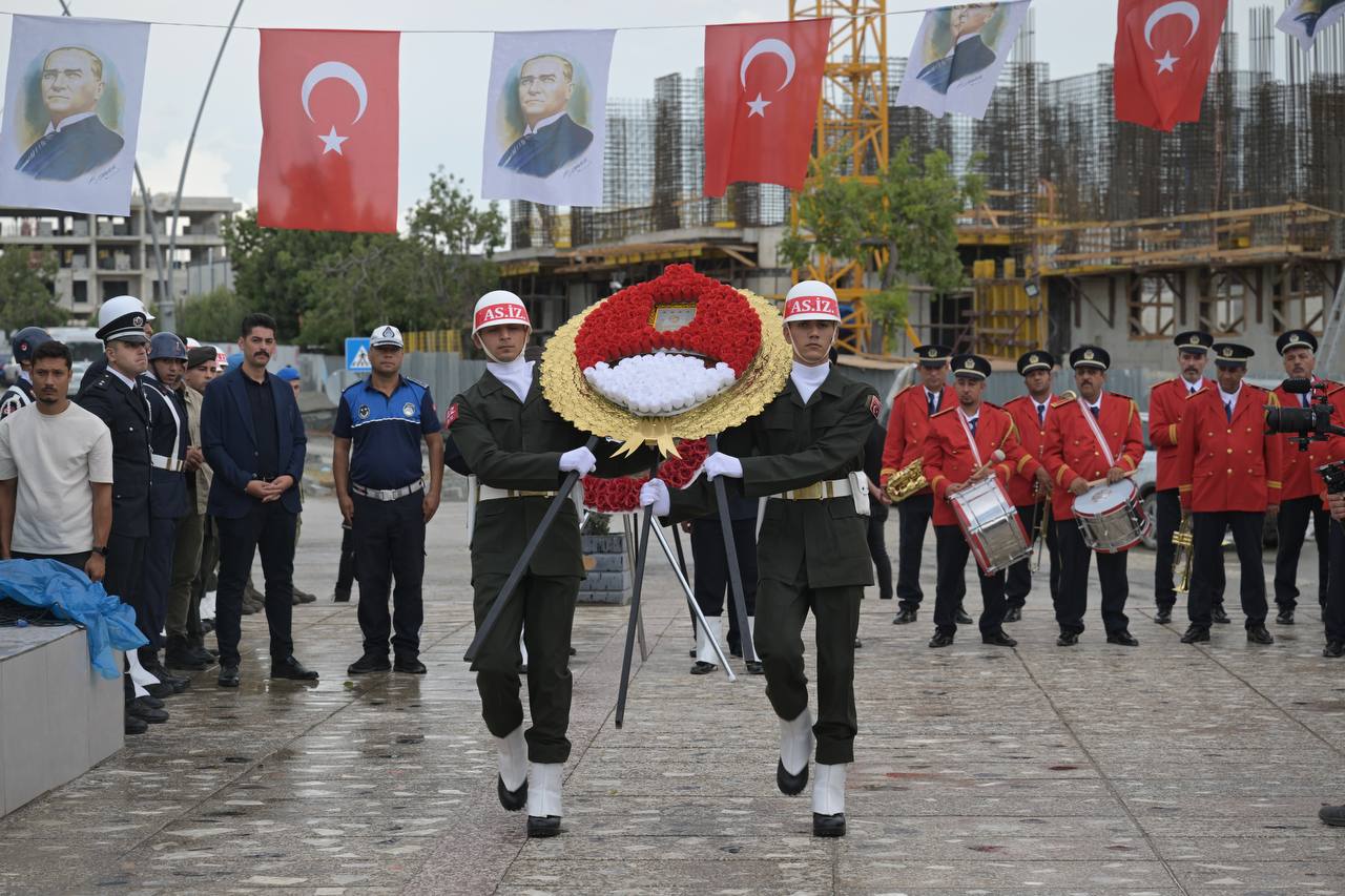 Hatay Büyükşehir Belediye Başkanı Mehmet Öntürk, 19 Eylül Gaziler Günü'nde Antakya'da düzenlenen törenle gazileri andı. Vali Mustafa Masatlı ve diğer protokol üyeleri de törene katıldı.