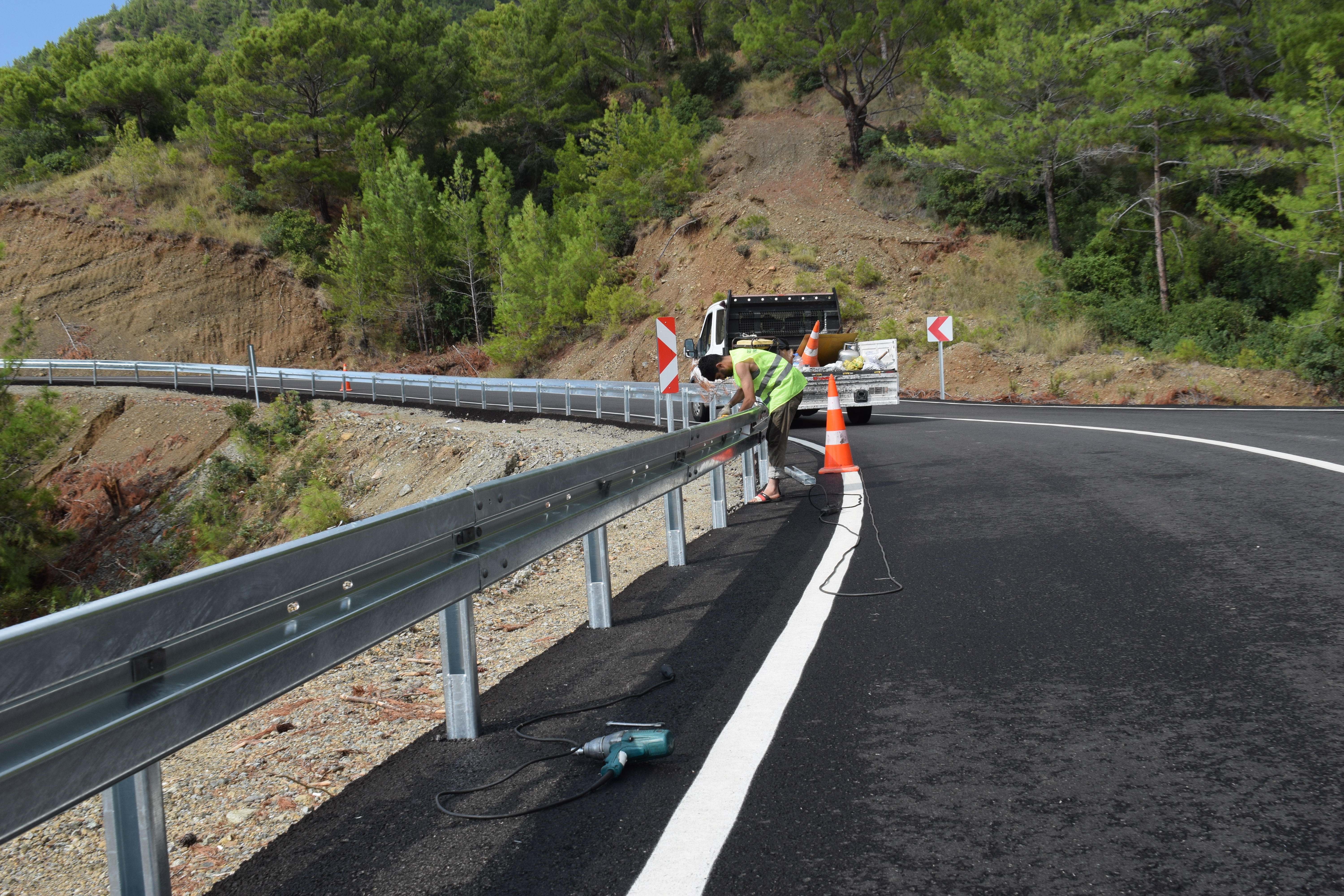 Hatay Büyükşehir Belediyesi, Arsuz ve Samandağ ilçeleri arasında kalan 7,5 kilometrelik yolu daha güvenli hale getirmek için büyük bir proje başlattı.