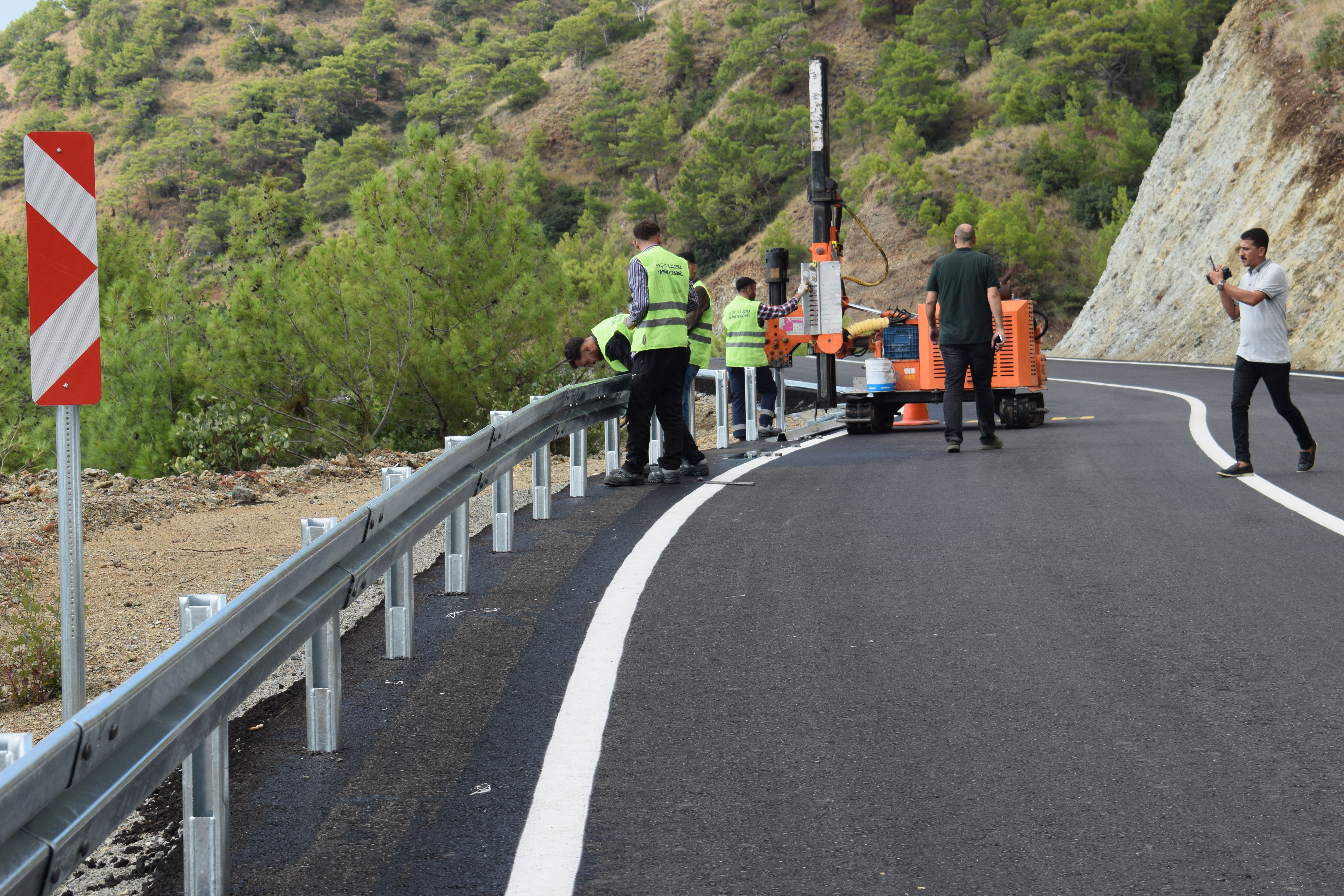 Hatay Büyükşehir Belediyesi, Arsuz ve Samandağ ilçeleri arasında kalan 7,5 kilometrelik yolu daha güvenli hale getirmek için büyük bir proje başlattı.