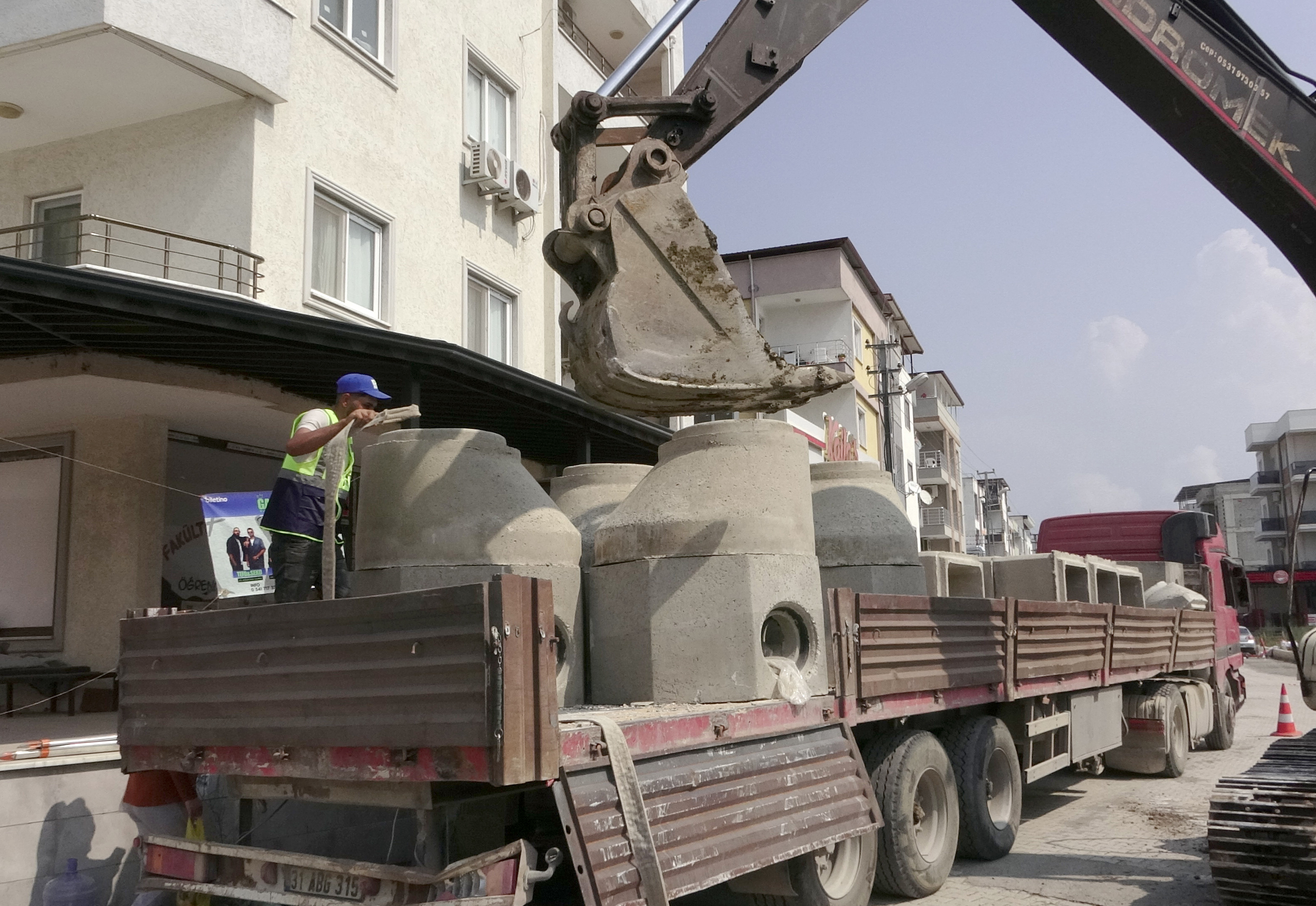 Hatay Büyükşehir Belediyesi Su ve Kanalizasyon İdaresi Genel Müdürlüğü (HATSU), İskenderun ilçesine bağlı Meydan Mahallesi'nde atık su altyapısı eksikliğini gidermek için önemli bir adım attı.