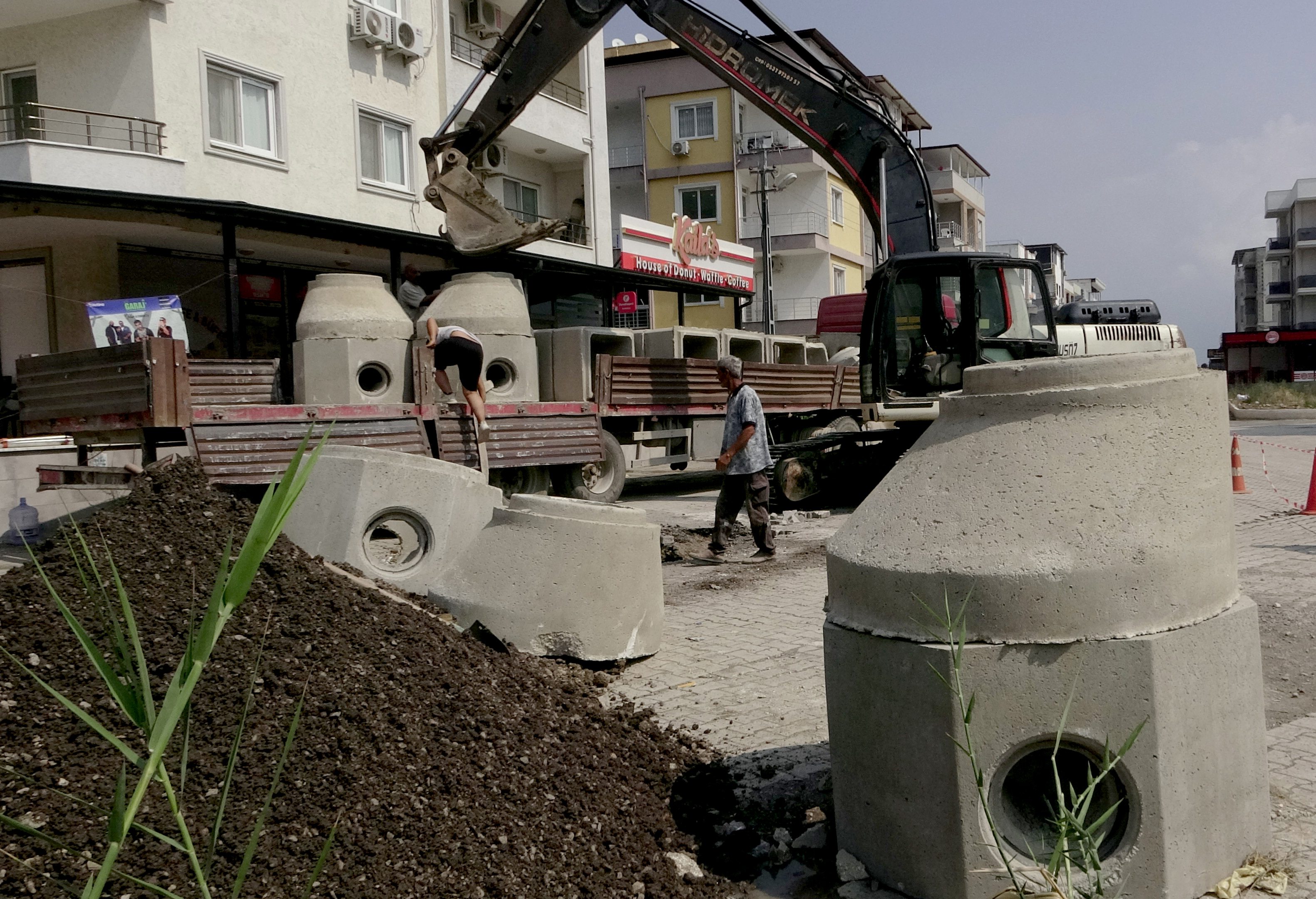 Hatay Büyükşehir Belediyesi Su ve Kanalizasyon İdaresi Genel Müdürlüğü (HATSU), İskenderun ilçesine bağlı Meydan Mahallesi'nde atık su altyapısı eksikliğini gidermek için önemli bir adım attı.