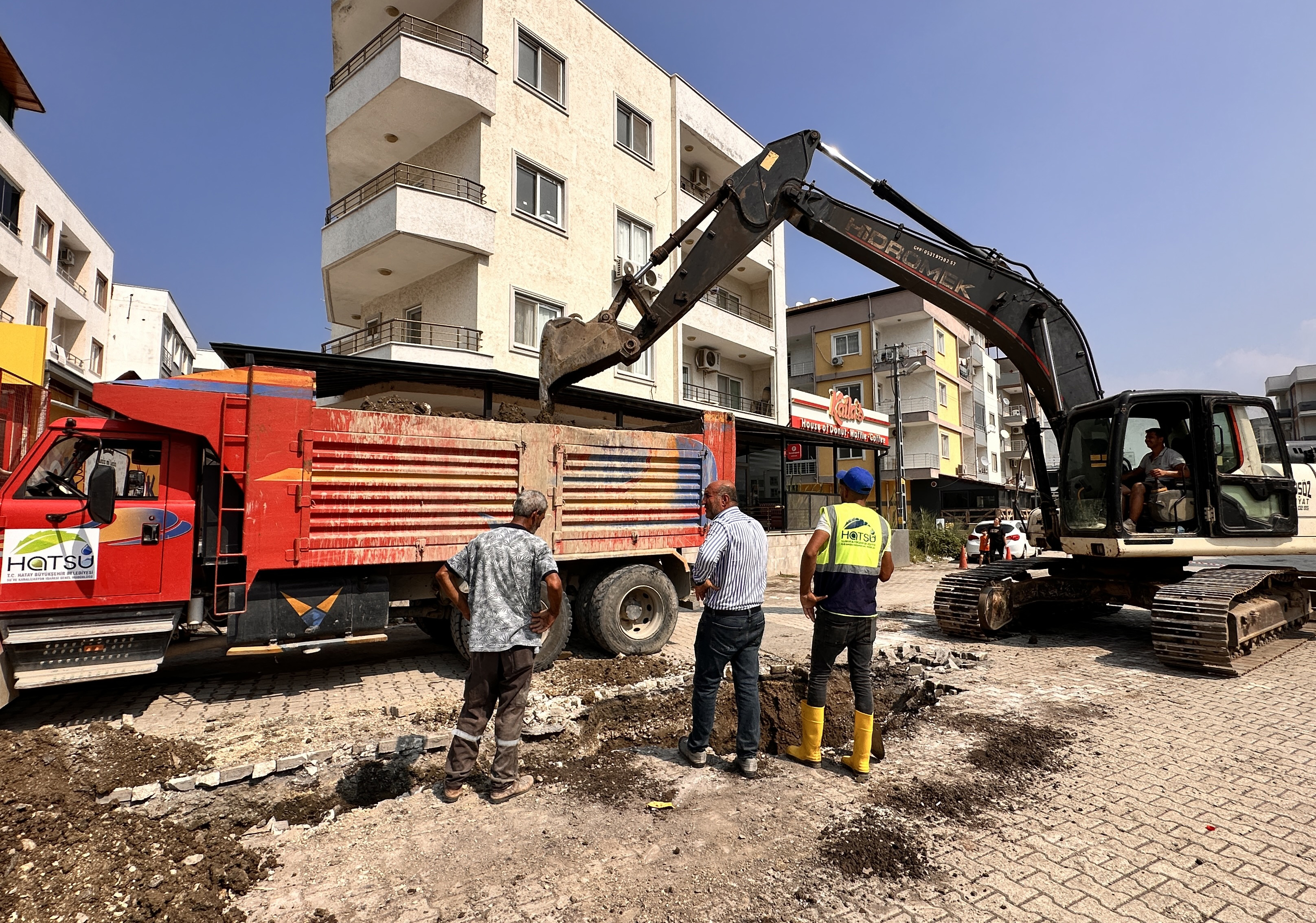 Hatay Büyükşehir Belediyesi Su ve Kanalizasyon İdaresi Genel Müdürlüğü (HATSU), İskenderun ilçesine bağlı Meydan Mahallesi'nde atık su altyapısı eksikliğini gidermek için önemli bir adım attı.