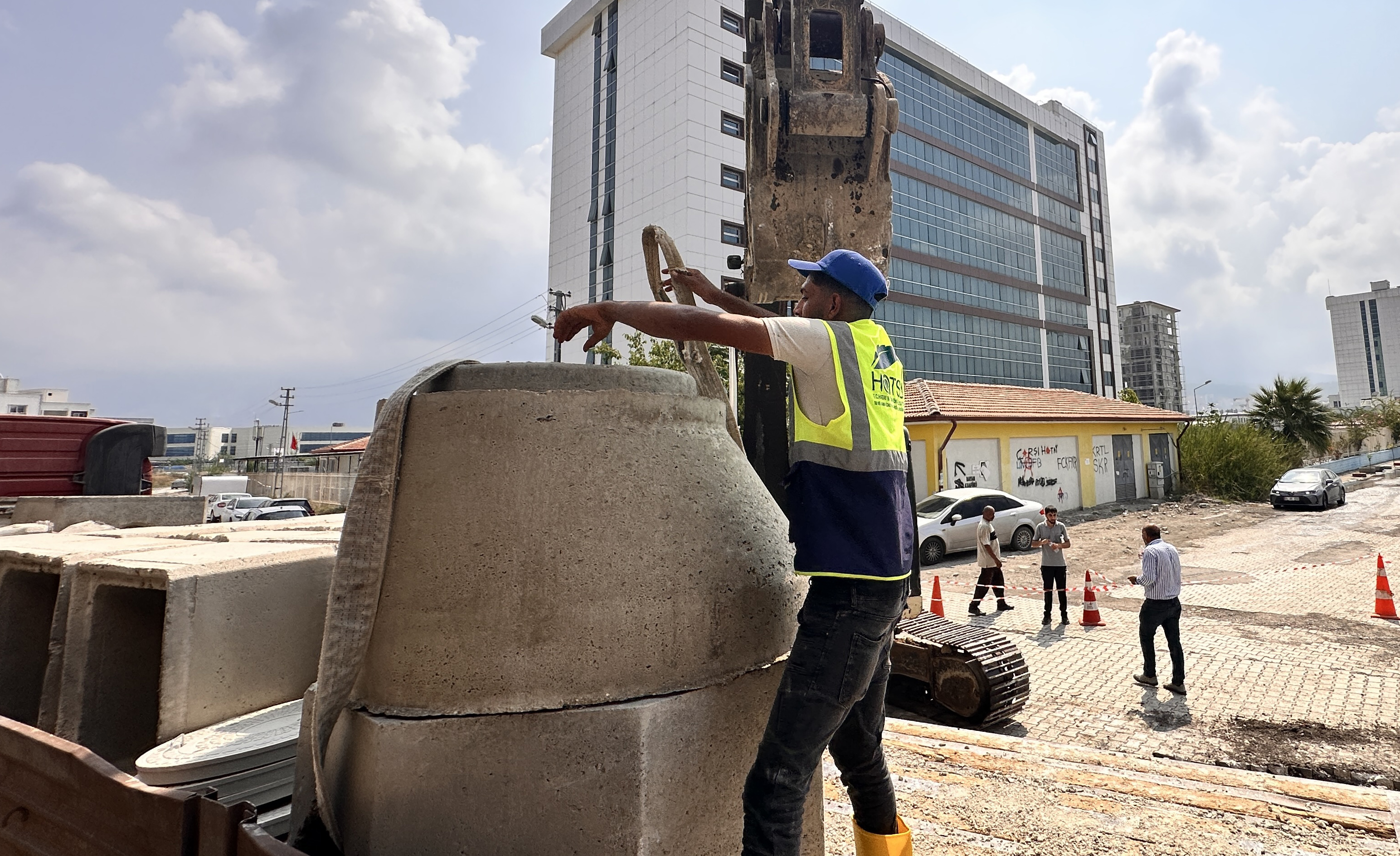 Hatay Büyükşehir Belediyesi Su ve Kanalizasyon İdaresi Genel Müdürlüğü (HATSU), İskenderun ilçesine bağlı Meydan Mahallesi'nde atık su altyapısı eksikliğini gidermek için önemli bir adım attı.