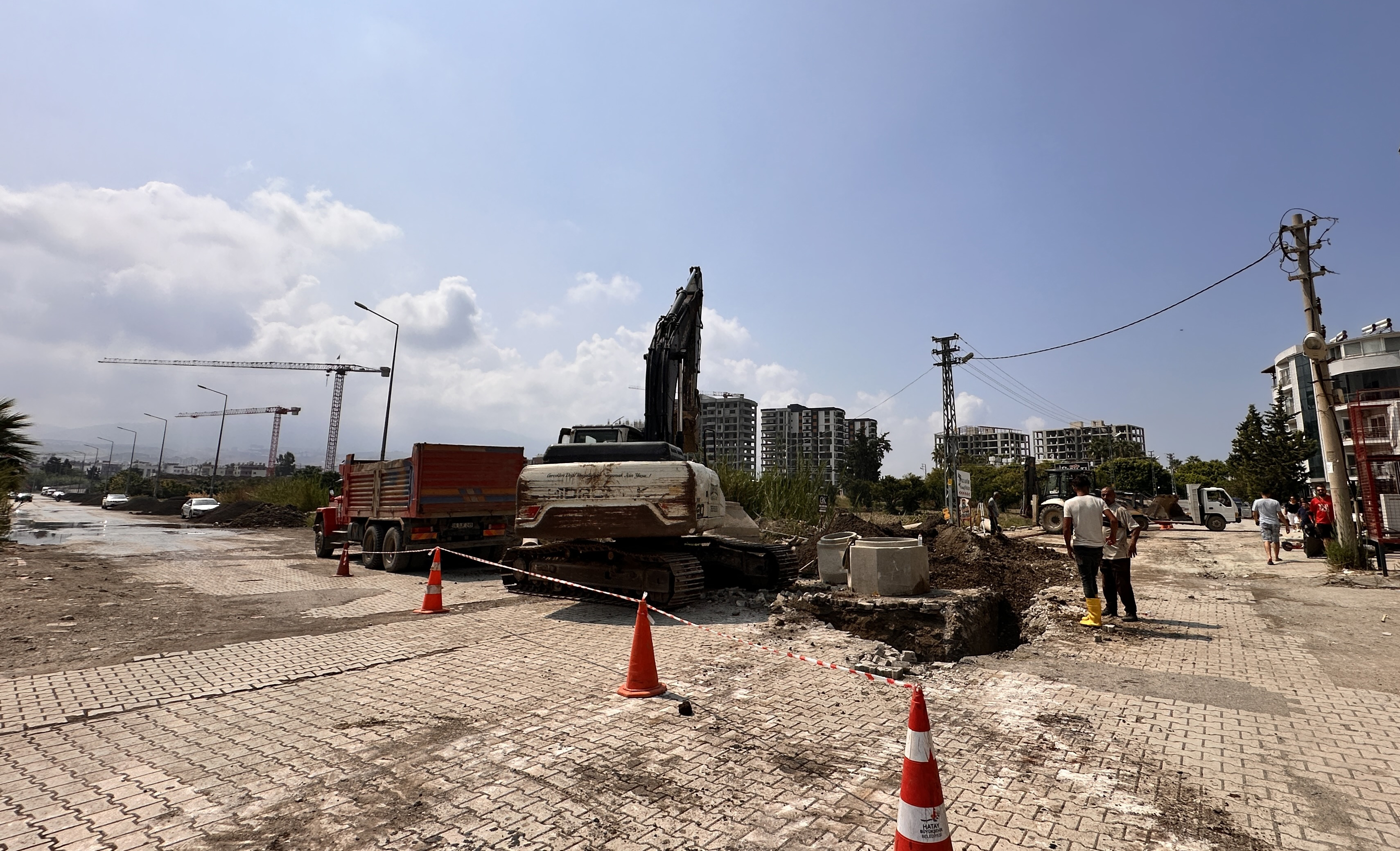 Hatay Büyükşehir Belediyesi Su ve Kanalizasyon İdaresi Genel Müdürlüğü (HATSU), İskenderun ilçesine bağlı Meydan Mahallesi'nde atık su altyapısı eksikliğini gidermek için önemli bir adım attı.