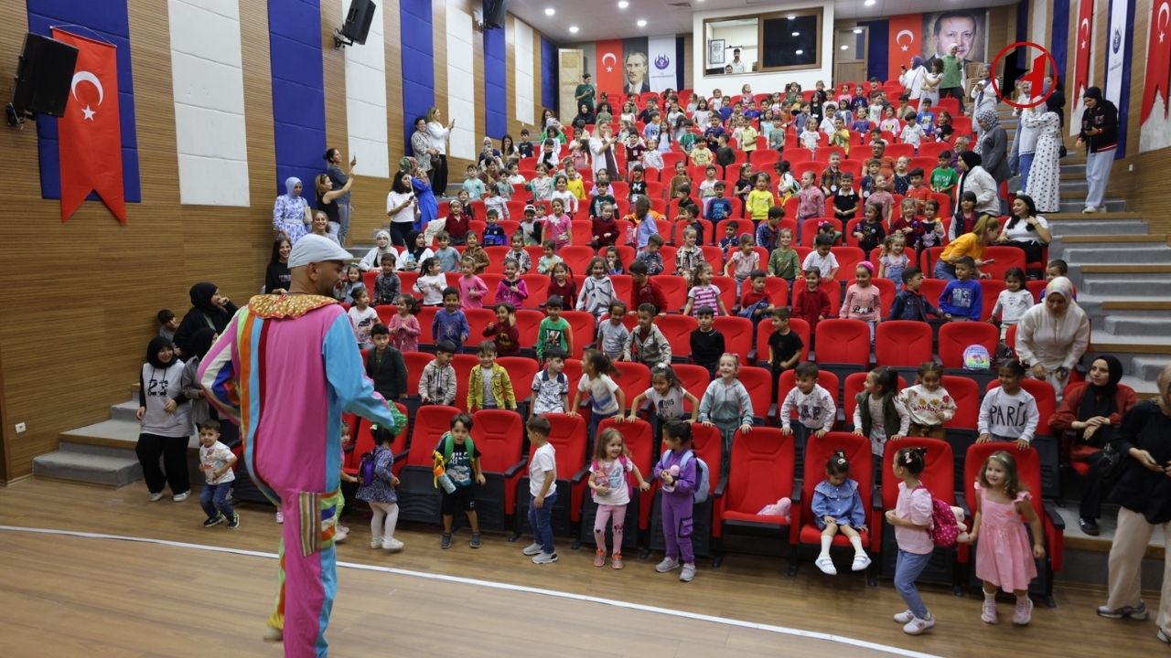 Hatay'da Miniklerin Yüzleri 'İki Bavul Dolusu' Oyunuyla Güldü