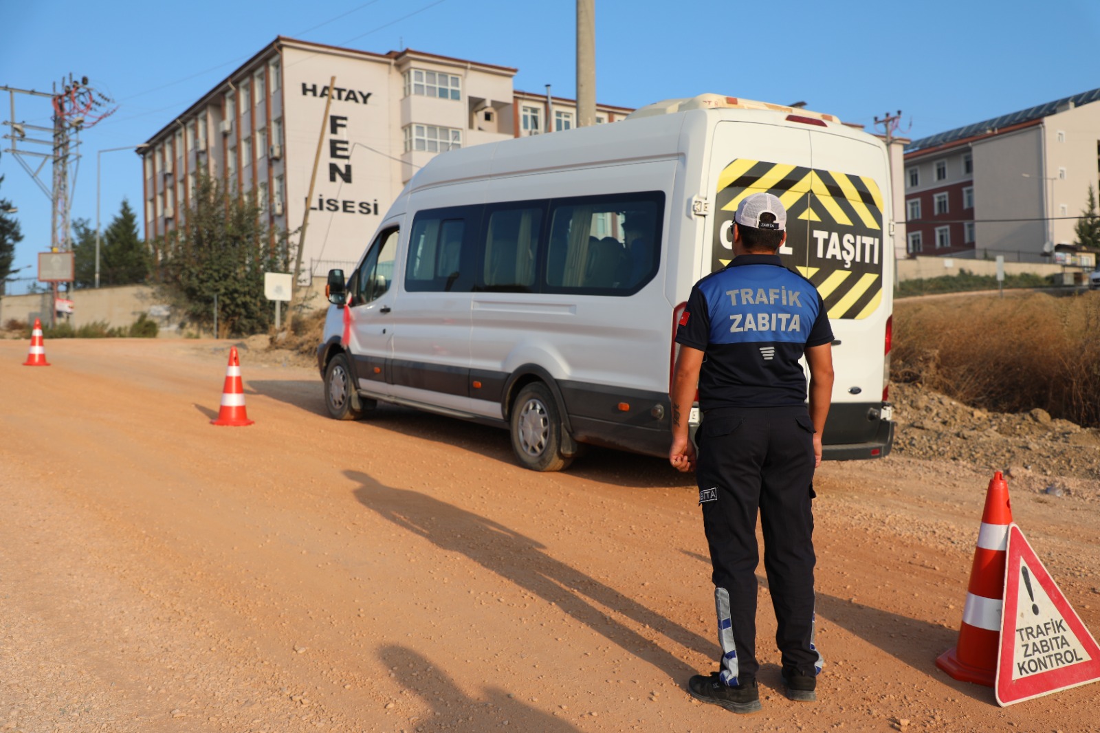 Hatay'da okul servisleri, öğrenci güvenliği için mercek altında! HBB ekipleri tarafından yapılan sıkı denetimlerde araçların her detayı kontrol ediliyor.