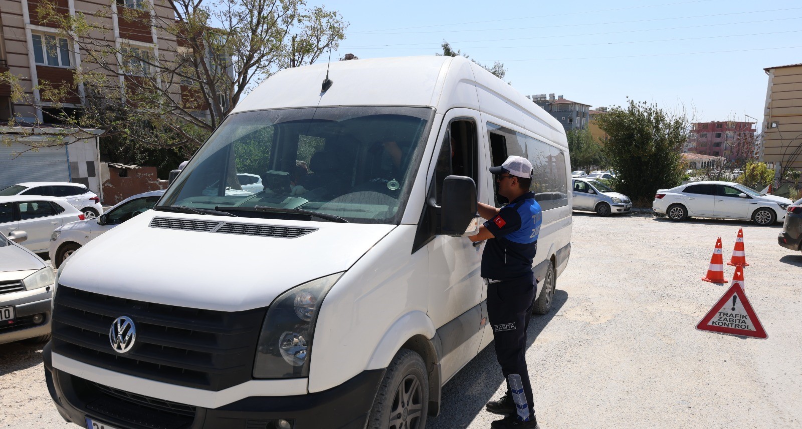 Hatay'da okul servisleri, öğrenci güvenliği için mercek altında! HBB ekipleri tarafından yapılan sıkı denetimlerde araçların her detayı kontrol ediliyor.