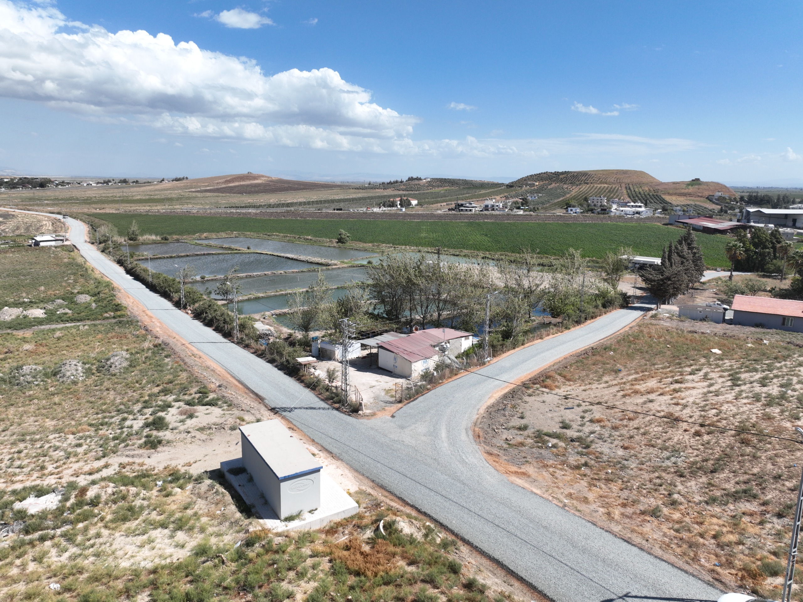 Hatay Büyükşehir Belediyesi, Başkan Mehmet Öntürk'ün 1400 kilometre asfalt hedefiyle başlattığı çalışmalarda önemli bir aşamaya geldi.