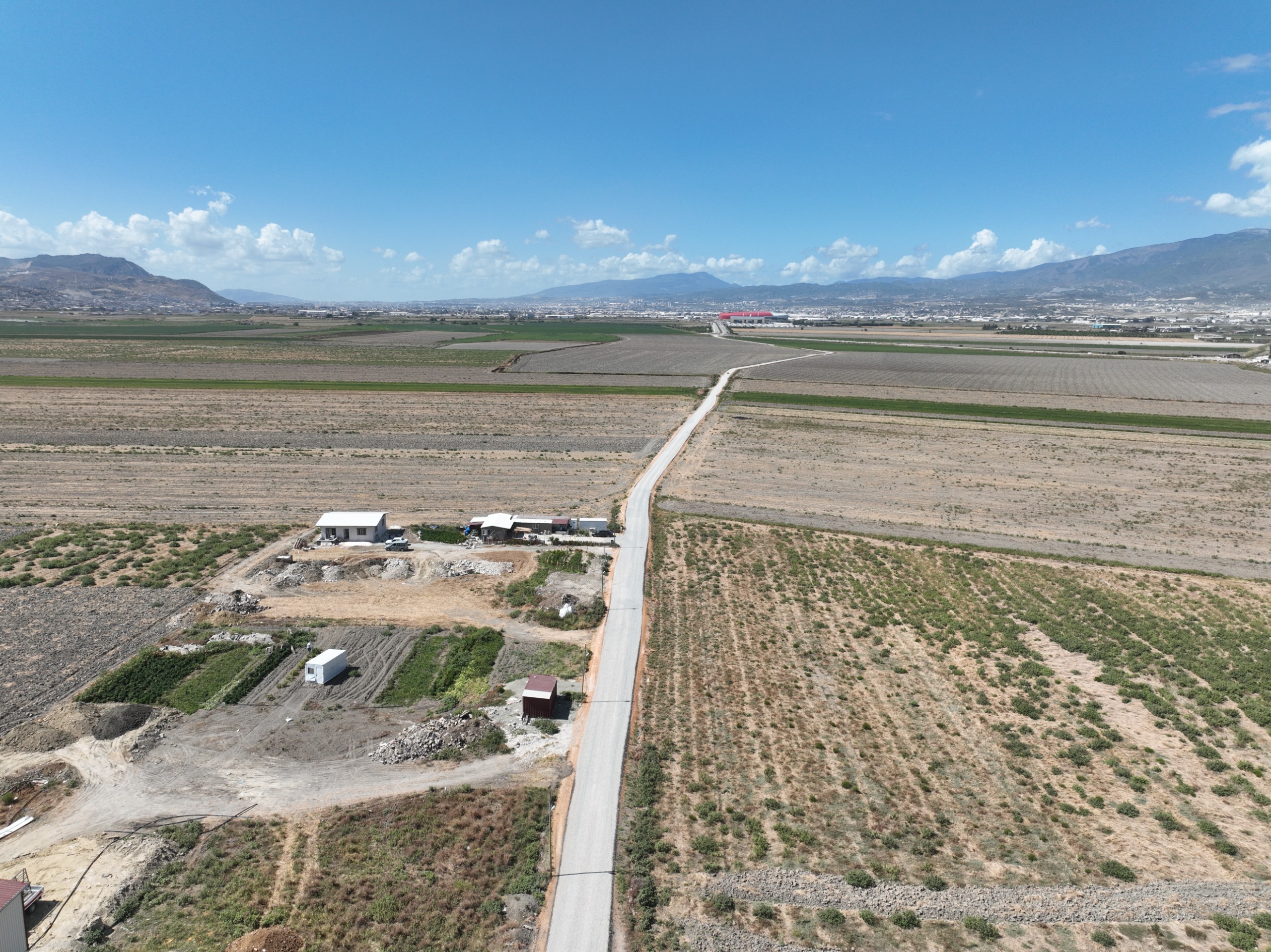 Hatay Büyükşehir Belediyesi, Başkan Mehmet Öntürk'ün 1400 kilometre asfalt hedefiyle başlattığı çalışmalarda önemli bir aşamaya geldi.