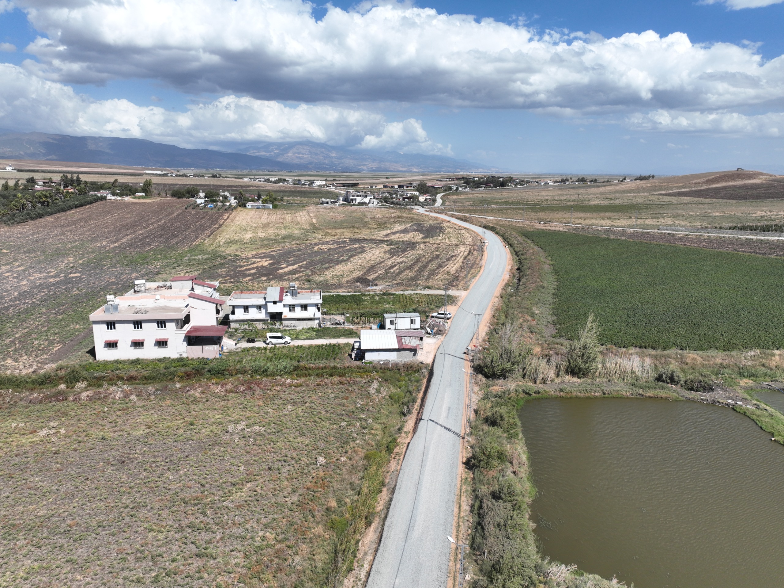 Hatay Büyükşehir Belediyesi, Başkan Mehmet Öntürk'ün 1400 kilometre asfalt hedefiyle başlattığı çalışmalarda önemli bir aşamaya geldi.