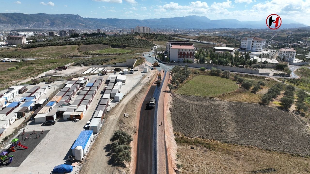 Hatay'da Okul Yolları Güvenle Asfaltlanıyor