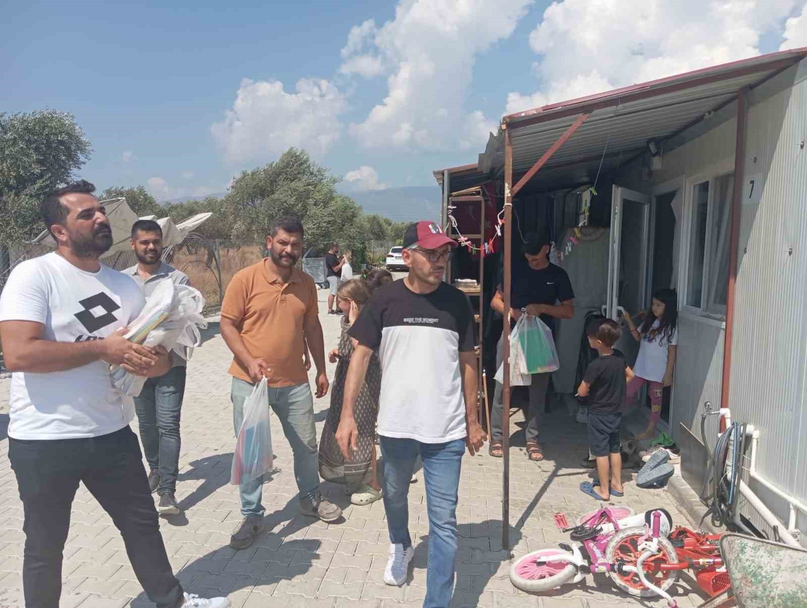 Hatay’da taraftarlar depremzede çocuklara kırtasiye malzemesi dağıtı