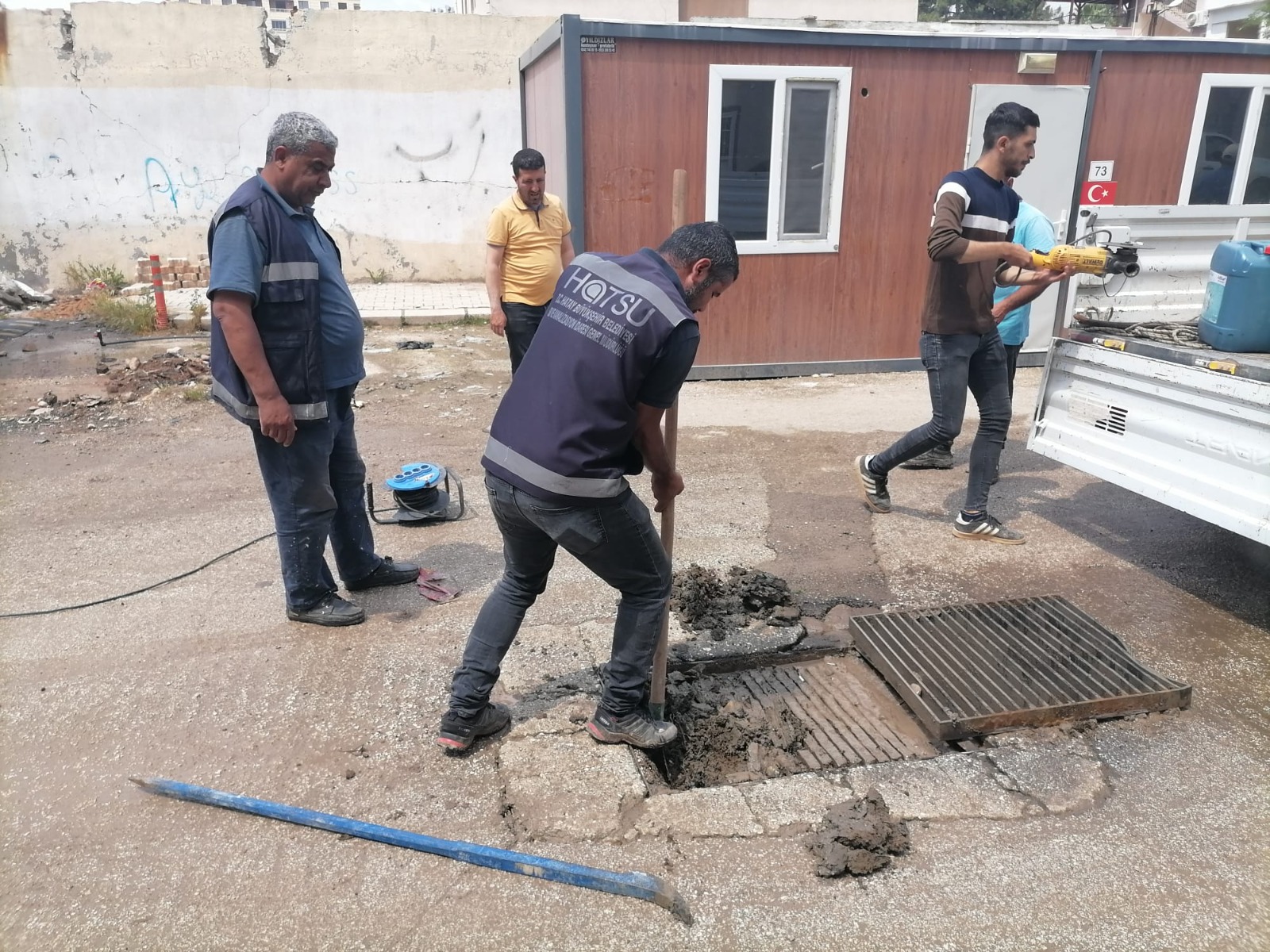 Hatay Büyükşehir Belediyesi, yaklaşan kış mevsimi öncesinde yaşanabilecek su baskınlarının önüne geçmek için yağmur suyu deşarj noktalarında kapsamlı bakım ve onarım çalışmaları yürütüyor.