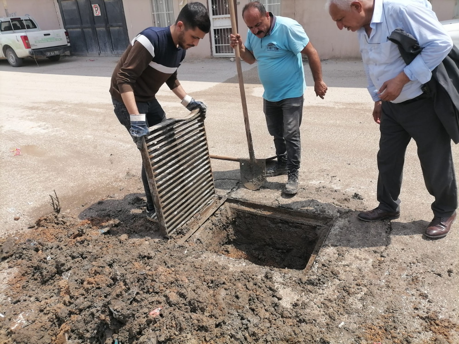 Hatay Büyükşehir Belediyesi, yaklaşan kış mevsimi öncesinde yaşanabilecek su baskınlarının önüne geçmek için yağmur suyu deşarj noktalarında kapsamlı bakım ve onarım çalışmaları yürütüyor.