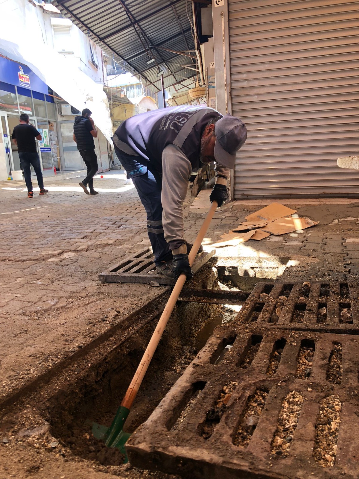 Hatay Büyükşehir Belediyesi, yaklaşan kış mevsimi öncesinde yaşanabilecek su baskınlarının önüne geçmek için yağmur suyu deşarj noktalarında kapsamlı bakım ve onarım çalışmaları yürütüyor.