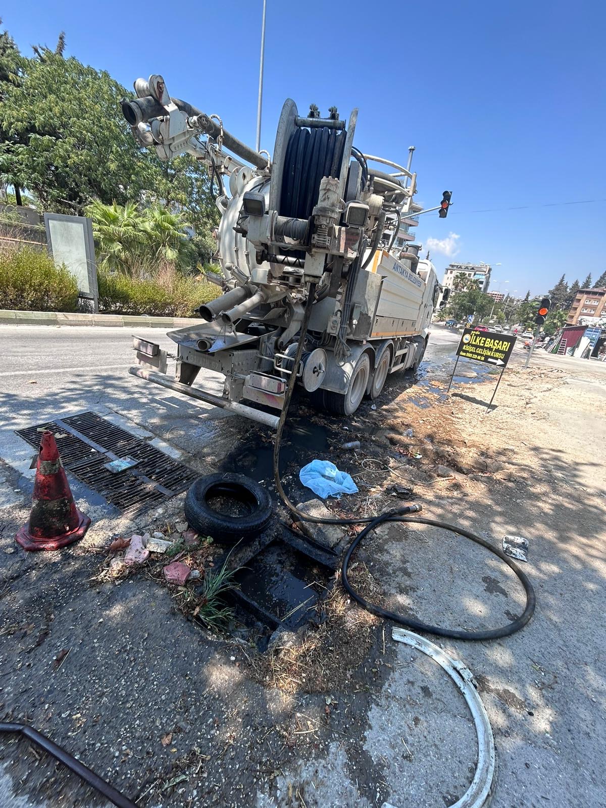 Hatay Büyükşehir Belediyesi, yaklaşan kış mevsimi öncesinde yaşanabilecek su baskınlarının önüne geçmek için yağmur suyu deşarj noktalarında kapsamlı bakım ve onarım çalışmaları yürütüyor.