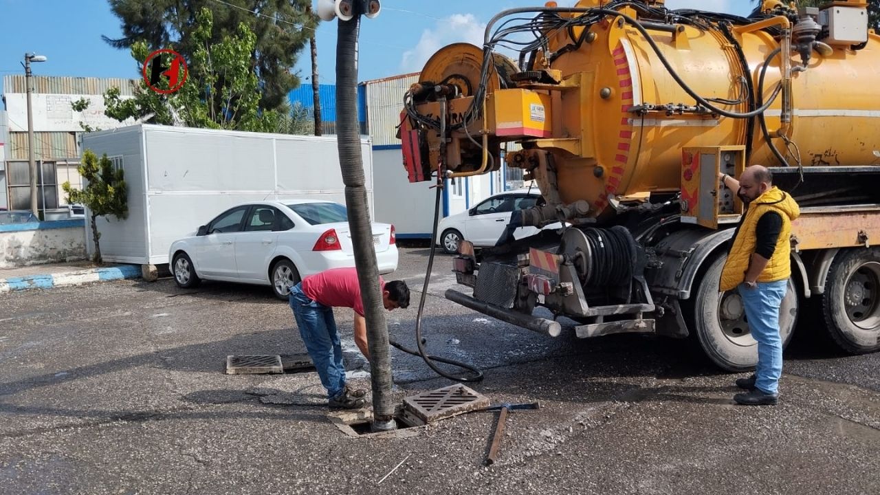 Hatay'da Yağışa Hazırlık: Yağmur Suyu Kanalları Bakımı Sürüyor