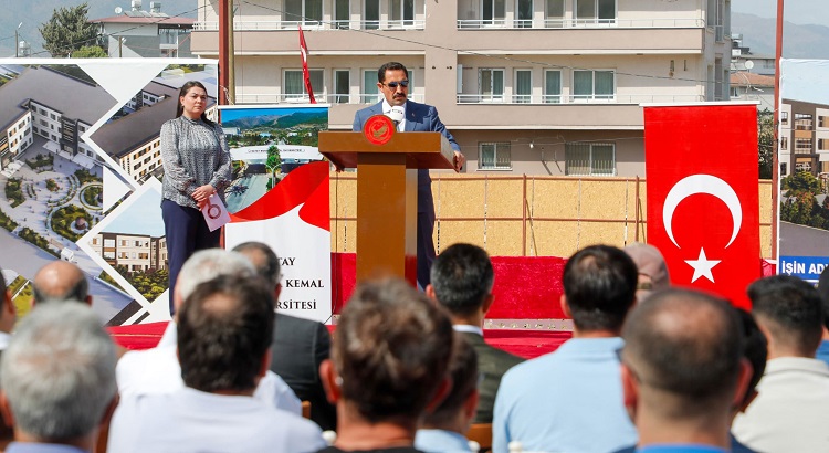 Hatay'da 6 Şubat depreminde yıkılan Mustafa Kemal Üniversitesi Mimarlık Fakültesi'nin temeli atıldı. Yeni bina, iki yıl içinde tamamlanarak öğrencilere hizmet vermeye başlayacak.