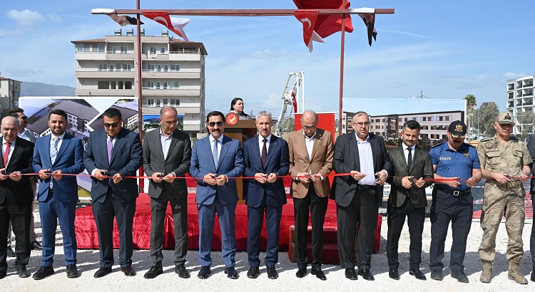 Hatay'da 6 Şubat depreminde yıkılan Mustafa Kemal Üniversitesi Mimarlık Fakültesi'nin temeli atıldı. Yeni bina, iki yıl içinde tamamlanarak öğrencilere hizmet vermeye başlayacak.