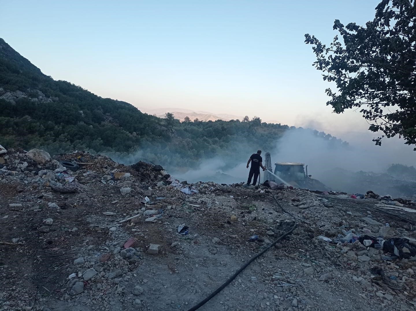 Hatay Hassa'da Çöplük Yangını Kontrol Altına Alındı