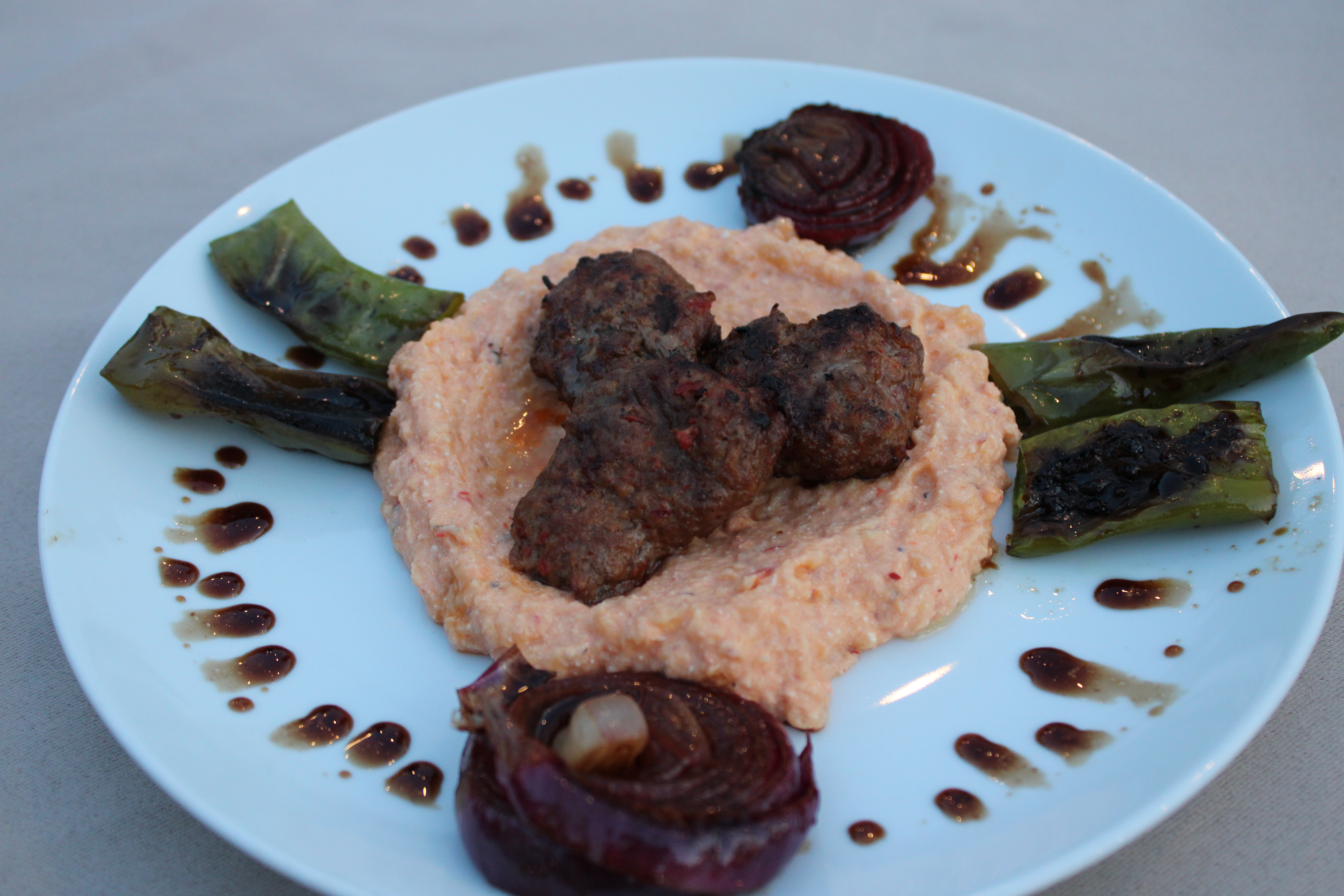 Hatay Büyükşehir Belediyesi tarafından desteklenen Hatay Gastronomievi şefleri, Arsuz'da düzenlenen bir etkinlikle yöresel ve tescilli Hatay mutfağını vatandaşlarla buluşturdu. 