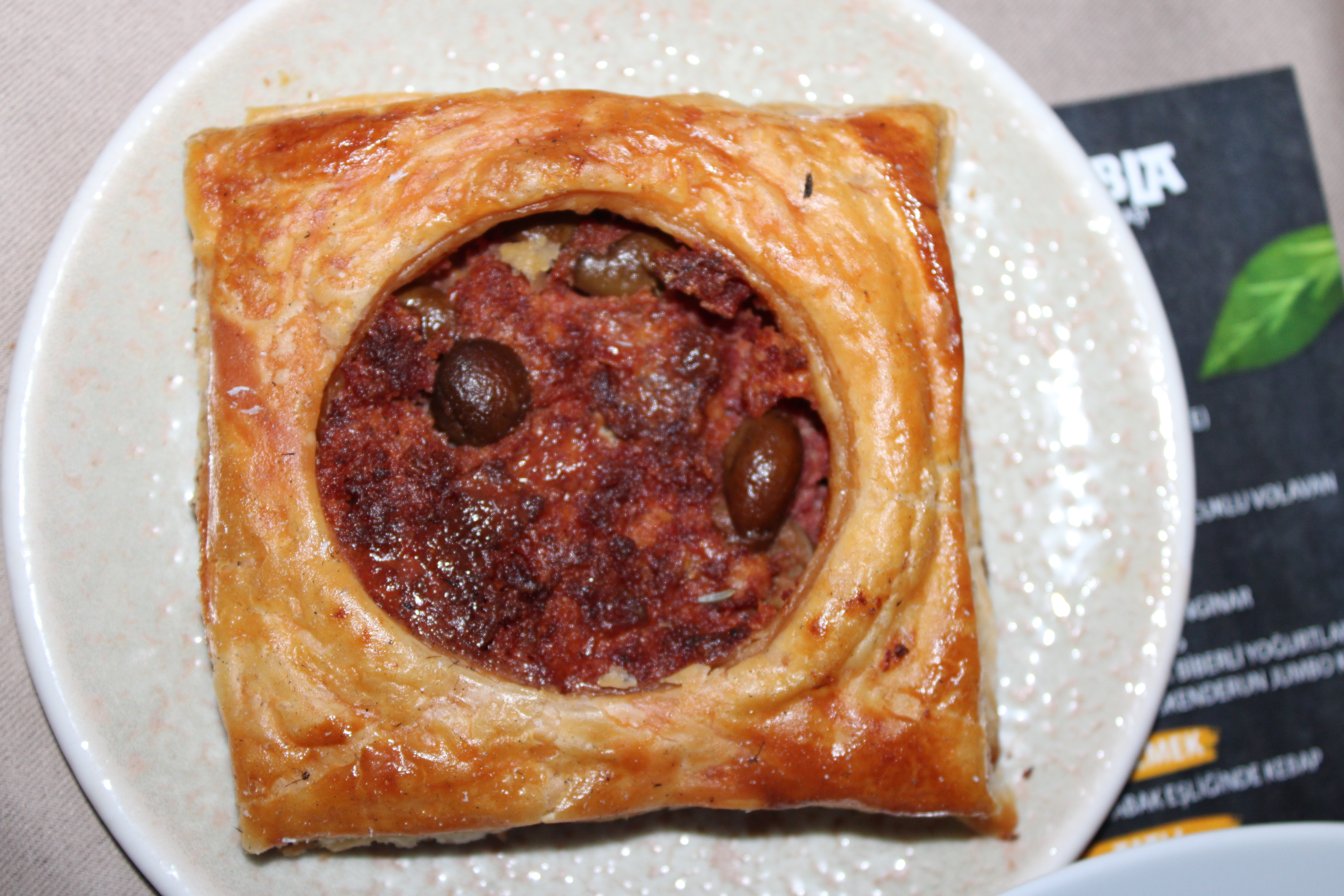 Hatay Büyükşehir Belediyesi tarafından desteklenen Hatay Gastronomievi şefleri, Arsuz'da düzenlenen bir etkinlikle yöresel ve tescilli Hatay mutfağını vatandaşlarla buluşturdu. 