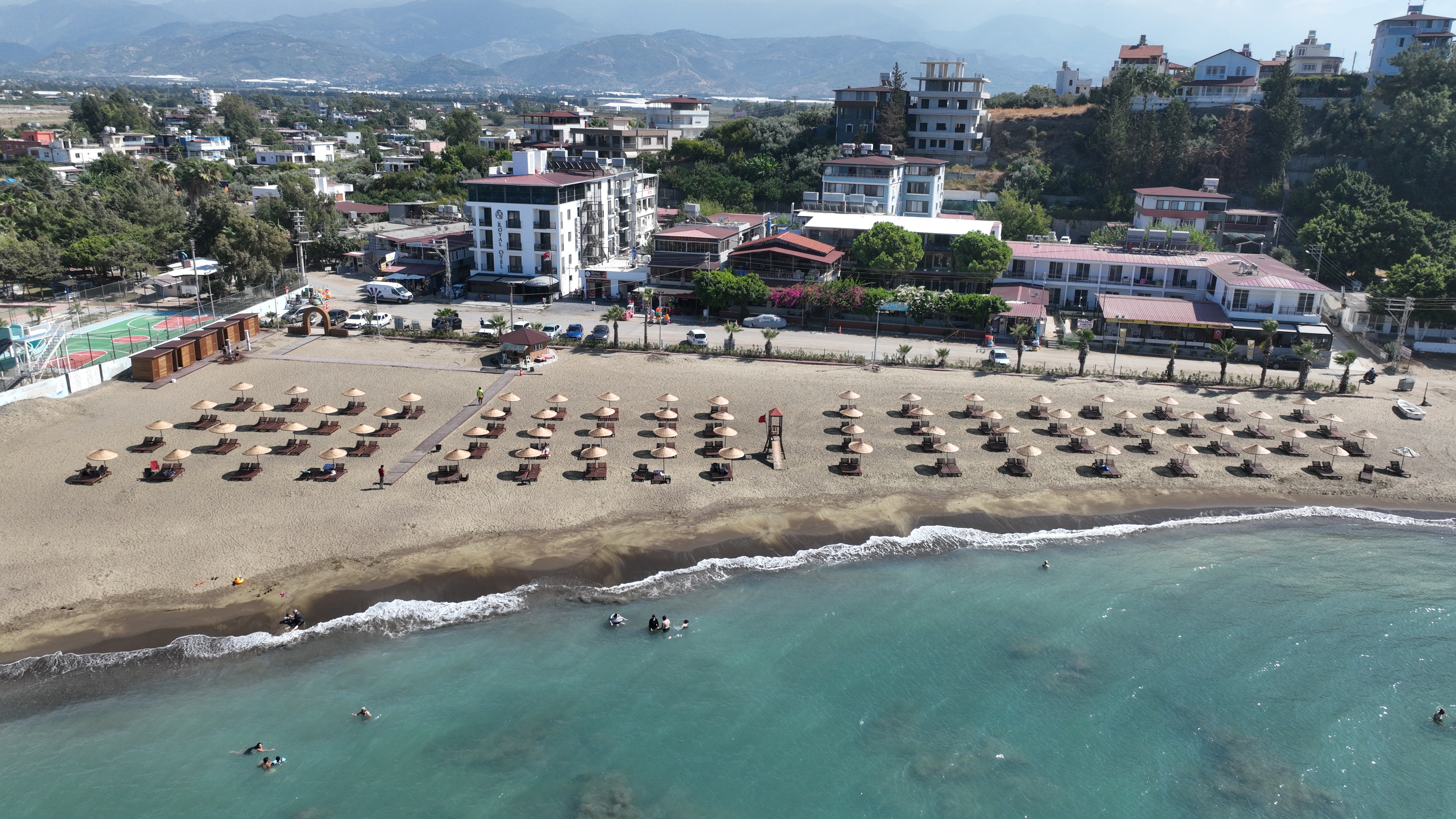 Hatay Büyükşehir Belediyesi'nin kıyı düzenleme çalışmaları kapsamında 6 ilçedeki plajlarda yenileme çalışmaları tamamlandı. Vatandaşlar, duş, wc, şemsiye ve şezlong gibi imkanlardan faydalanabilecek.