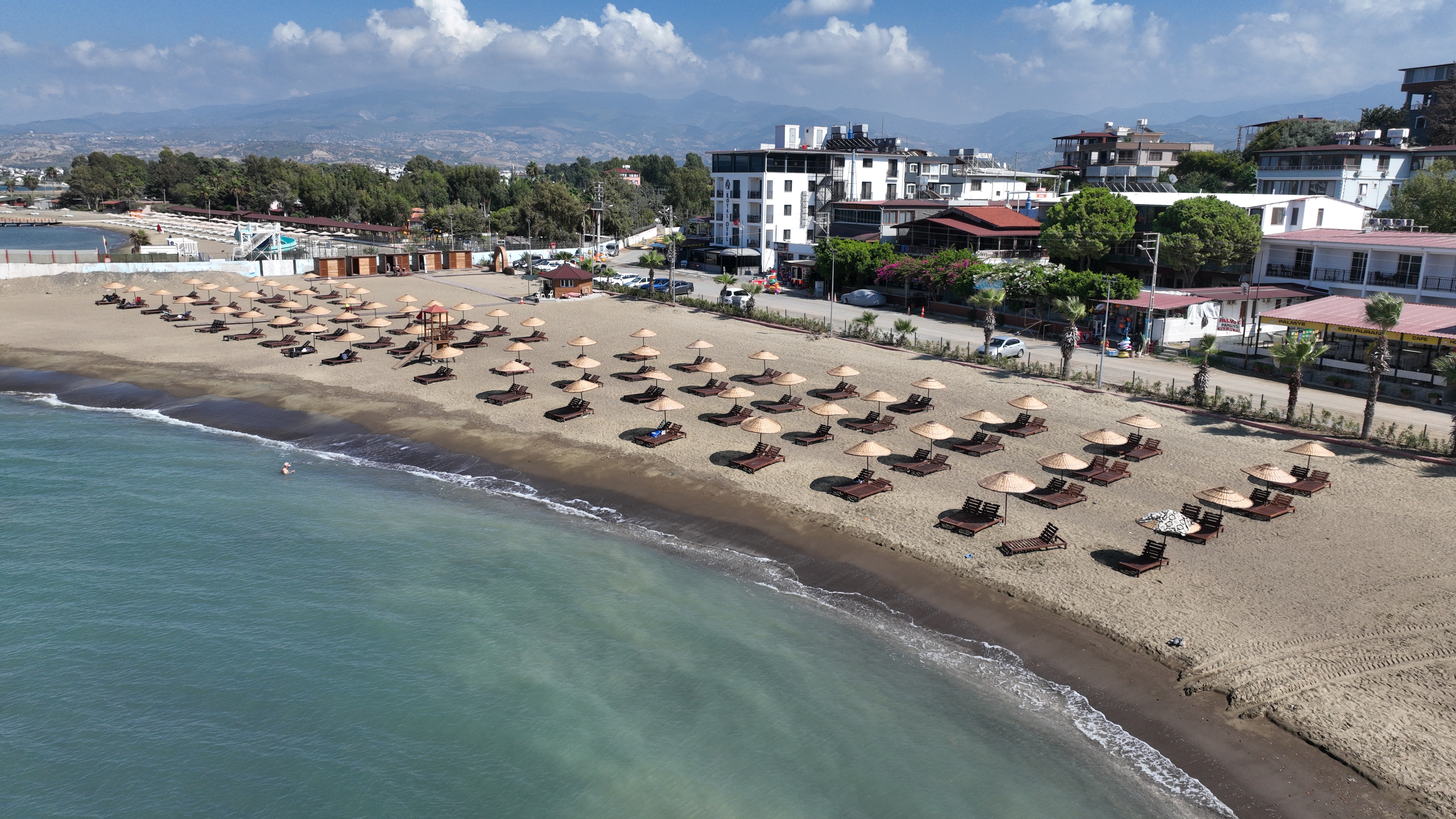 Hatay Büyükşehir Belediyesi'nin kıyı düzenleme çalışmaları kapsamında 6 ilçedeki plajlarda yenileme çalışmaları tamamlandı. Vatandaşlar, duş, wc, şemsiye ve şezlong gibi imkanlardan faydalanabilecek.