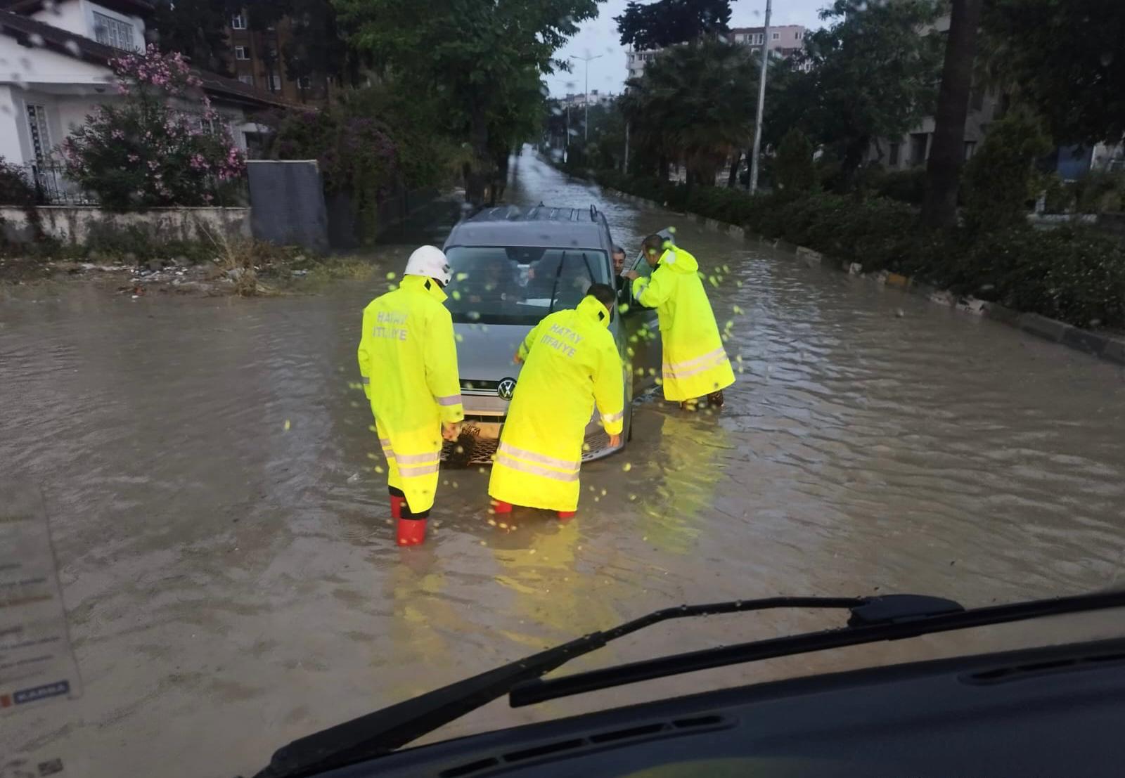 Hatay Büyükşehir Belediyesi İtfaiyesi, yangınlardan su baskınlarına kadar birçok olayda vatandaşların yardımına koştu. Ekipler, 5 ayda 18 bin 165 vakaya müdahale ederek can ve mal kaybını önledi.