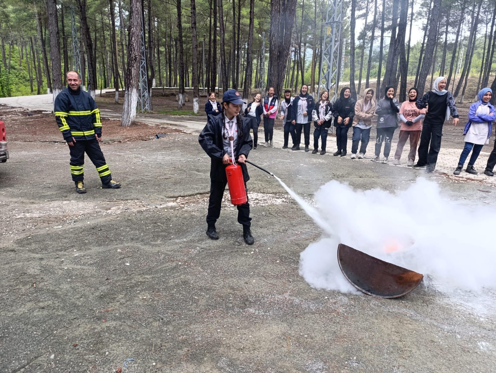 Hatay Büyükşehir Belediyesi İtfaiyesi, yangınlardan su baskınlarına kadar birçok olayda vatandaşların yardımına koştu. Ekipler, 5 ayda 18 bin 165 vakaya müdahale ederek can ve mal kaybını önledi.