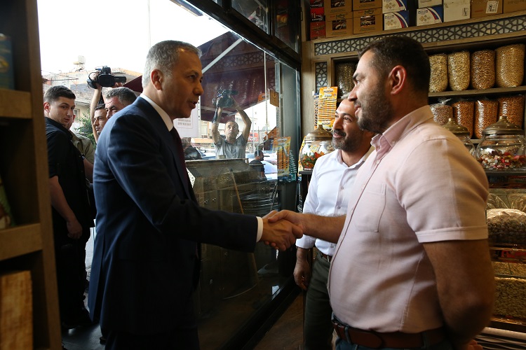 İçişleri Bakanı Ali Yerlikaya, Hatay programı kapsamında Büyükşehir Belediye Başkanı Mehmet Öntürk'ü ziyaret etti.