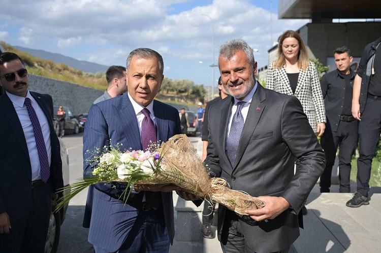 İçişleri Bakanı Ali Yerlikaya, Hatay programı kapsamında Büyükşehir Belediye Başkanı Mehmet Öntürk'ü ziyaret etti.