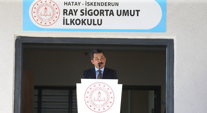 6 Şubat depremlerinde yıkılan İskenderun Akarca İlkokulu'nun yerine Ray Sigorta tarafından yaptırılan 5 derslikli yeni okul, törenle açıldı.