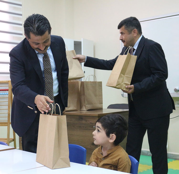 6 Şubat depremlerinde yıkılan İskenderun Akarca İlkokulu'nun yerine Ray Sigorta tarafından yaptırılan 5 derslikli yeni okul, törenle açıldı.