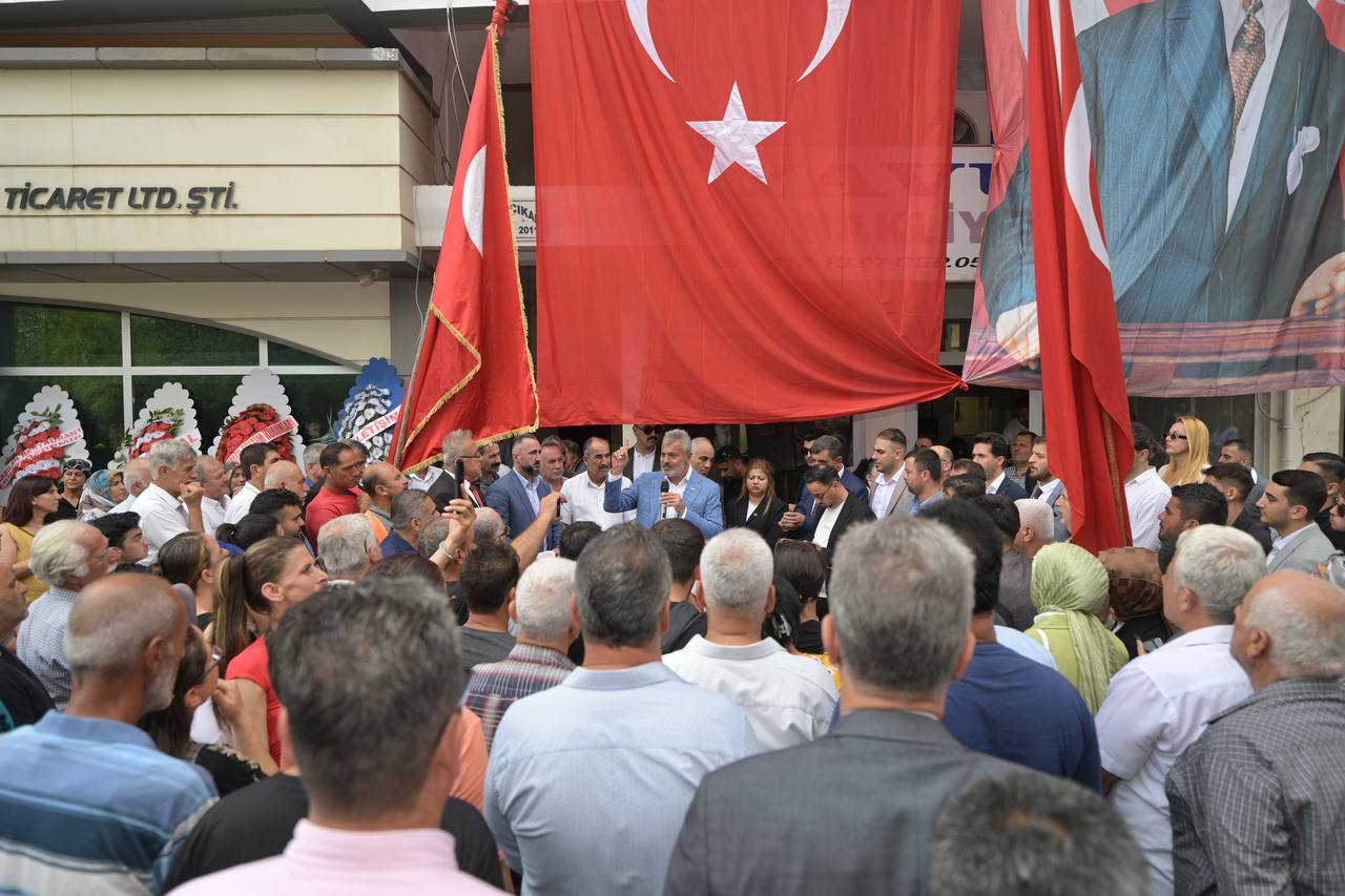 Hatay Büyükşehir Belediye Başkanı Mehmet Öntürk, Samandağ'a büyük yatırımlar yapacağını müjdeledi. Yeni yollar, sosyal tesisler ve gençlere yönelik projelerle ilçe gelişecek.